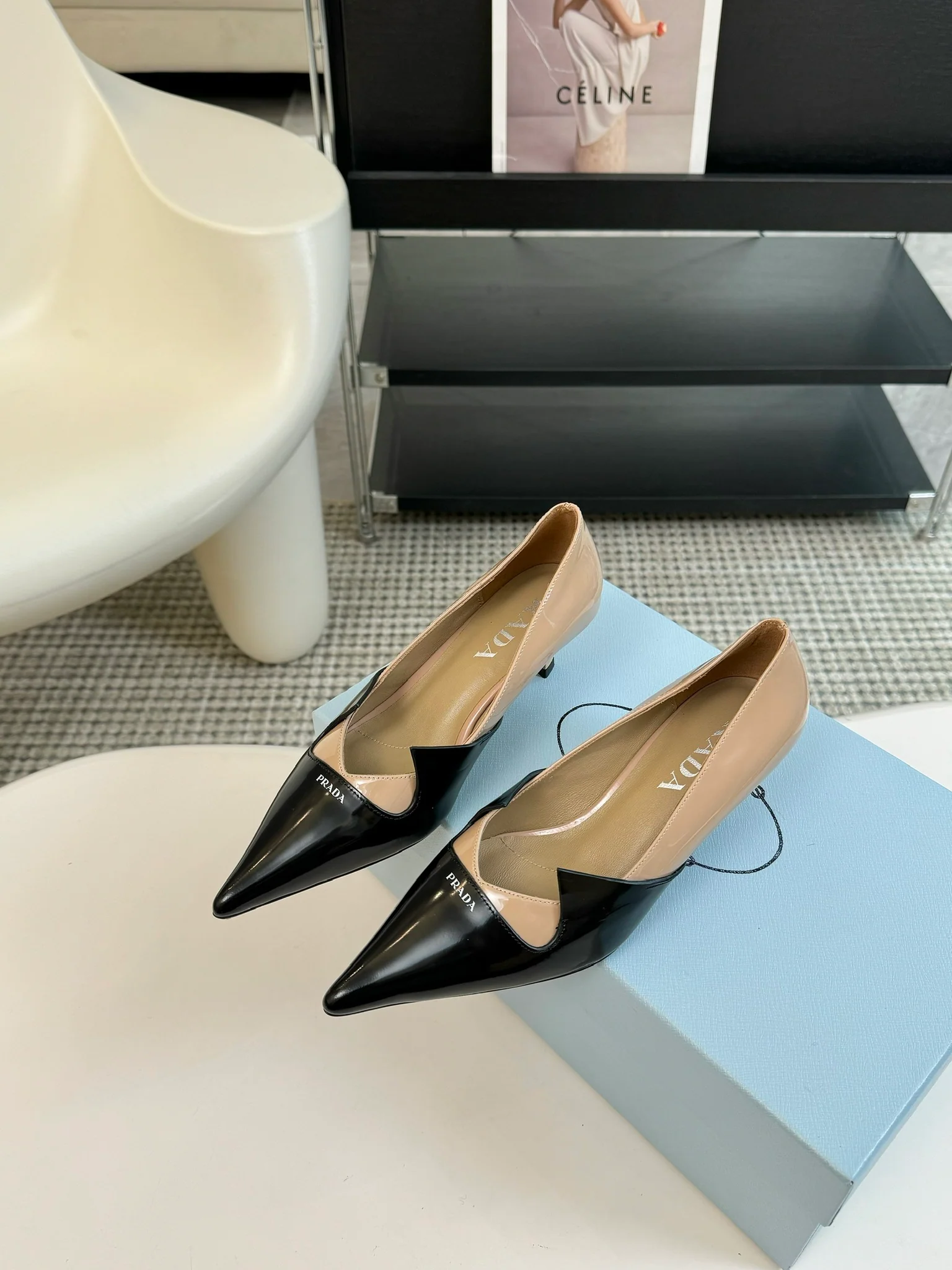 Туфли на высоком каблуке Prada 2024 с двухцветным треугольным логотипом - коричневые