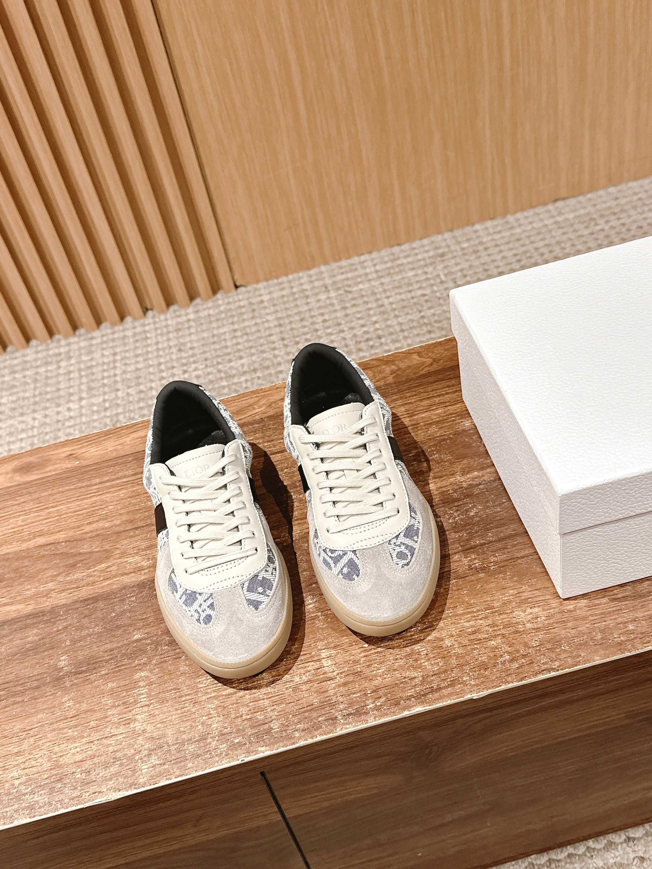 Повседневные немецкие кроссовки Dior для тренировок — парный стиль — бело-серые