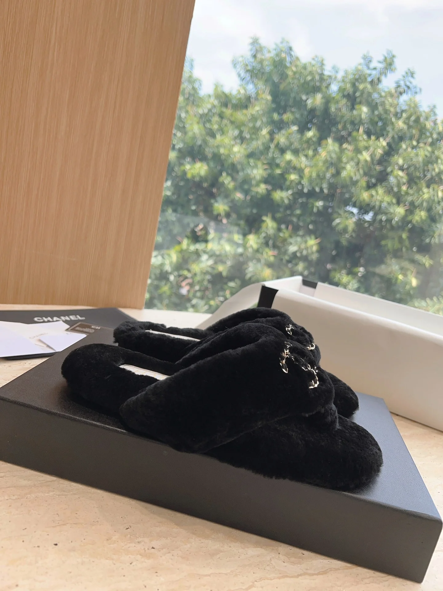 Новинка 2023 года от Chanel - Меховые шлепанцы - Черные
