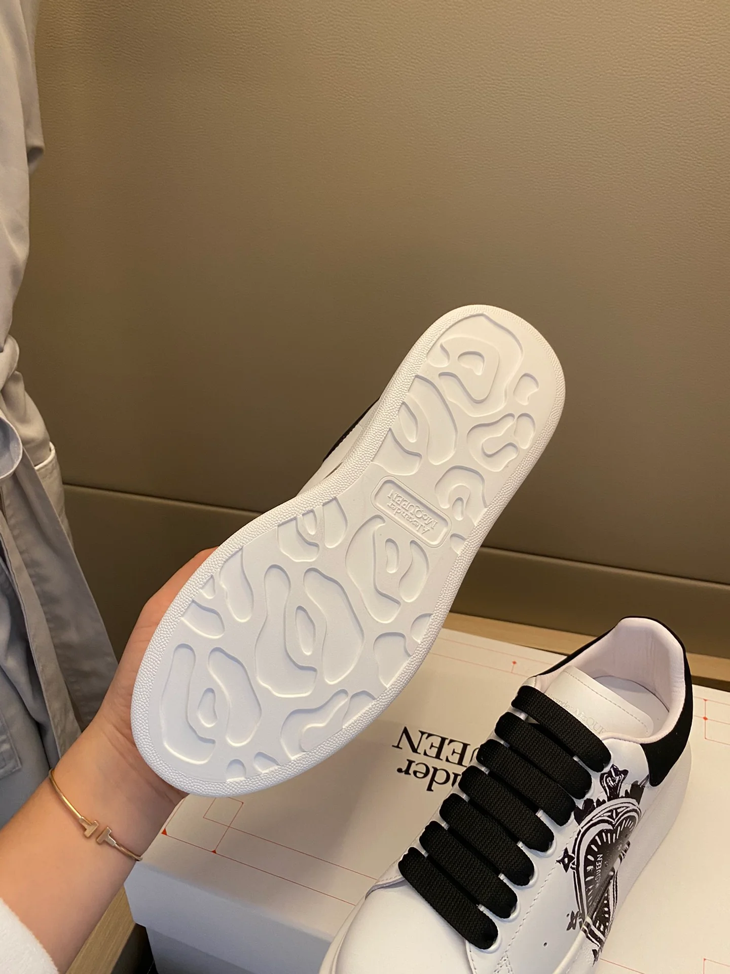 Классические белые кроссовки McQueen с рисунком в виде сердечек на верхней части.