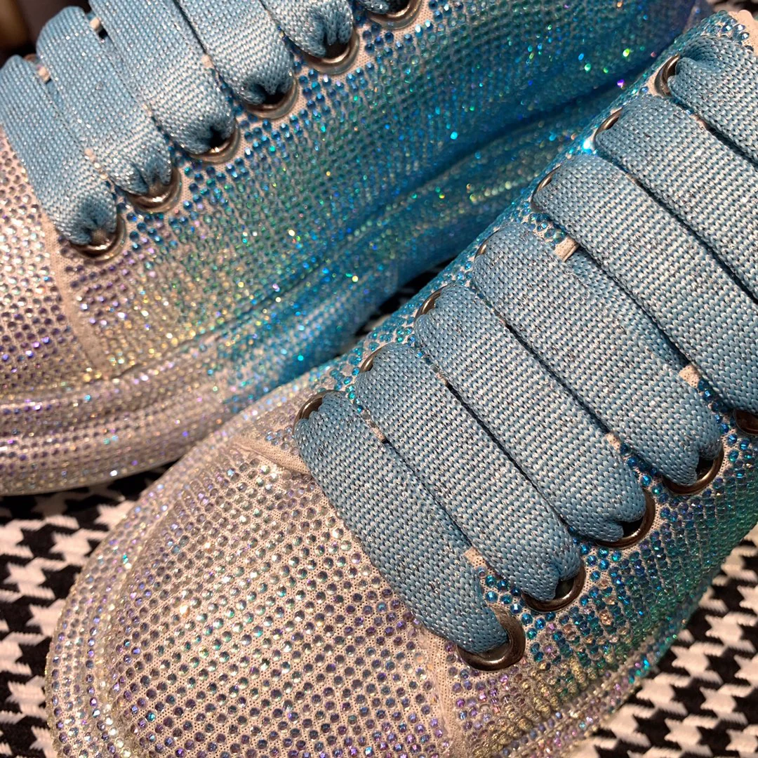 Классические белые кроссовки McQueen — серебристо-голубые с отделкой из страз.