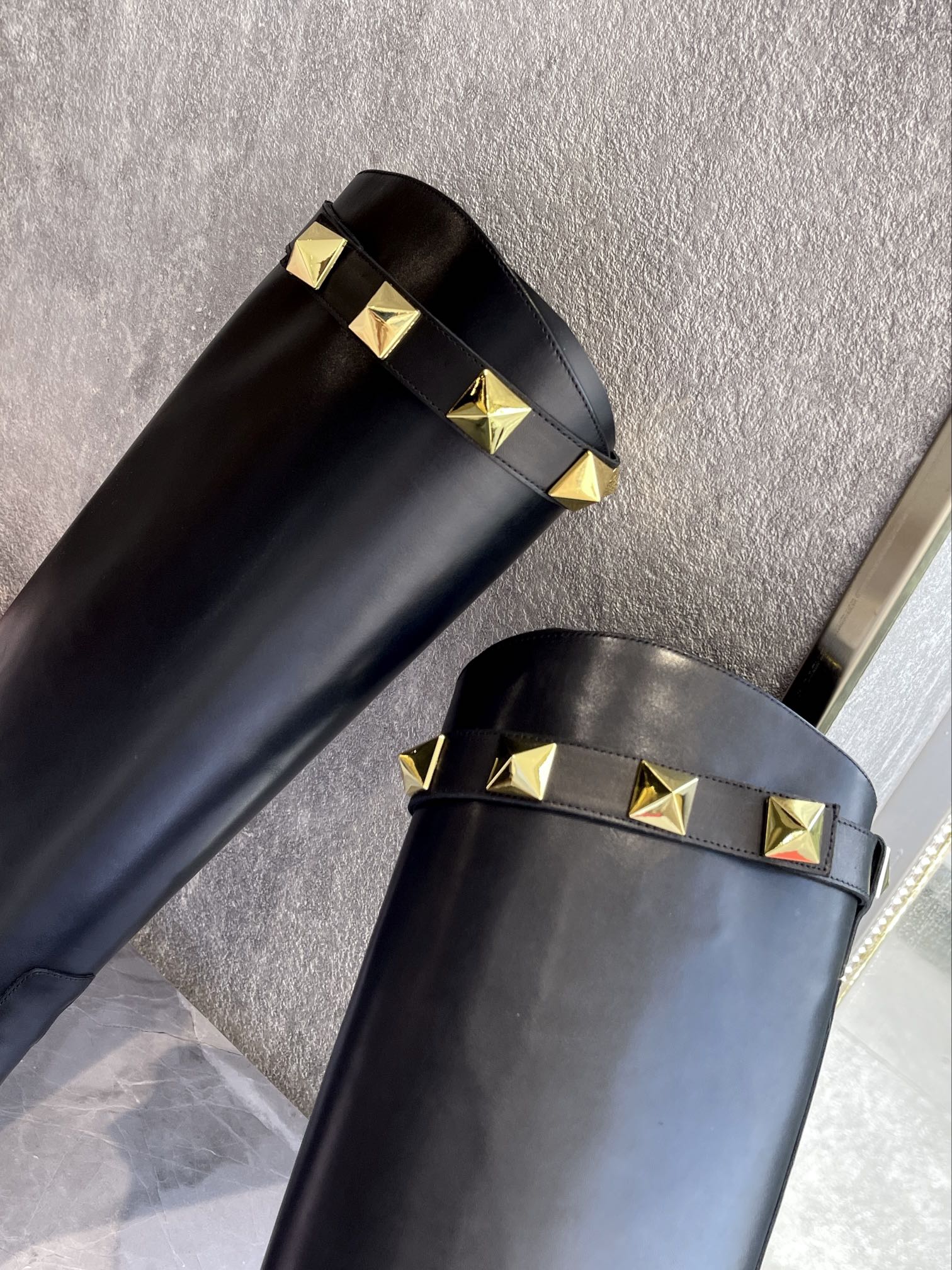 Новинка сезона осень/зима 2022 от Valentino - Уникальная фурнитура с заклепками - Высокие сапоги для верховой езды