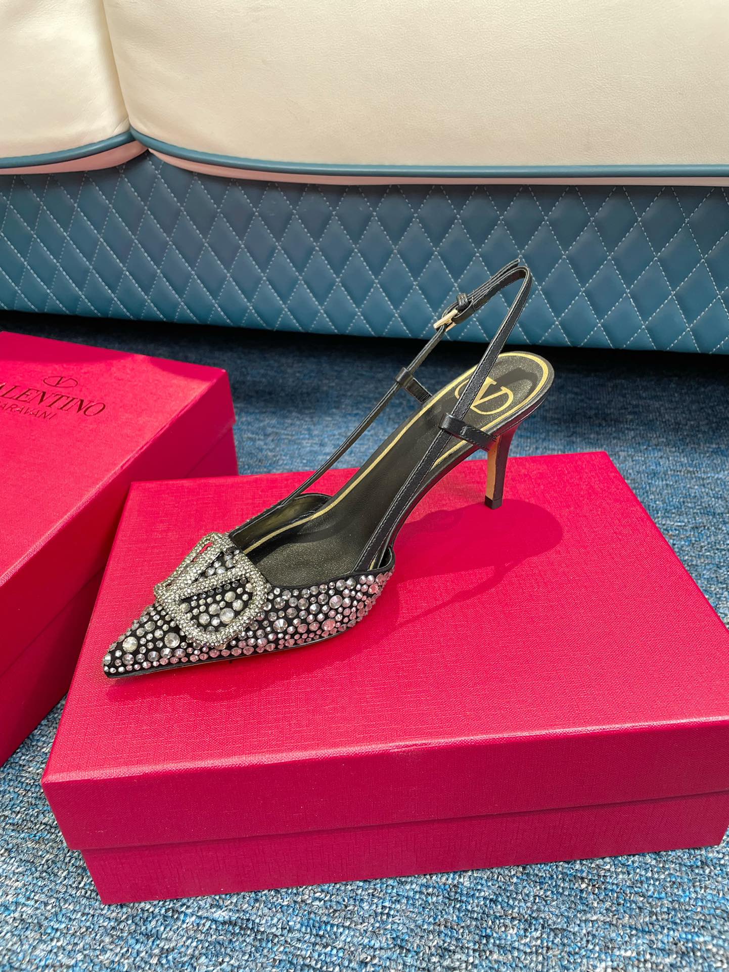 Новинка сезона весна/лето 2022 от Valentino - Роскошные туфли со стразами - Замшевые туфли со стразами - Босоножки на высоком каблуке с острым носком и открытой пяткой - 1