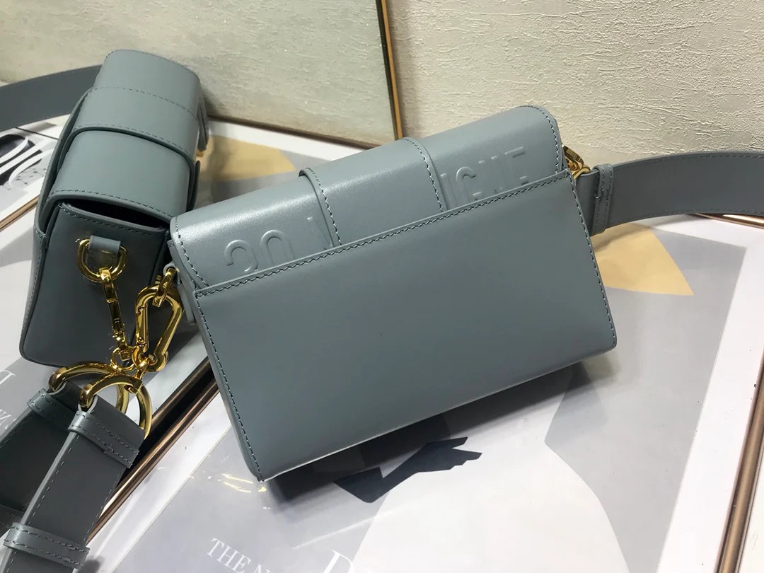 Миниатюрная коробочка Dior Montaigne с эмалированной пуговицей, 17,5 см, 2 дюйма.