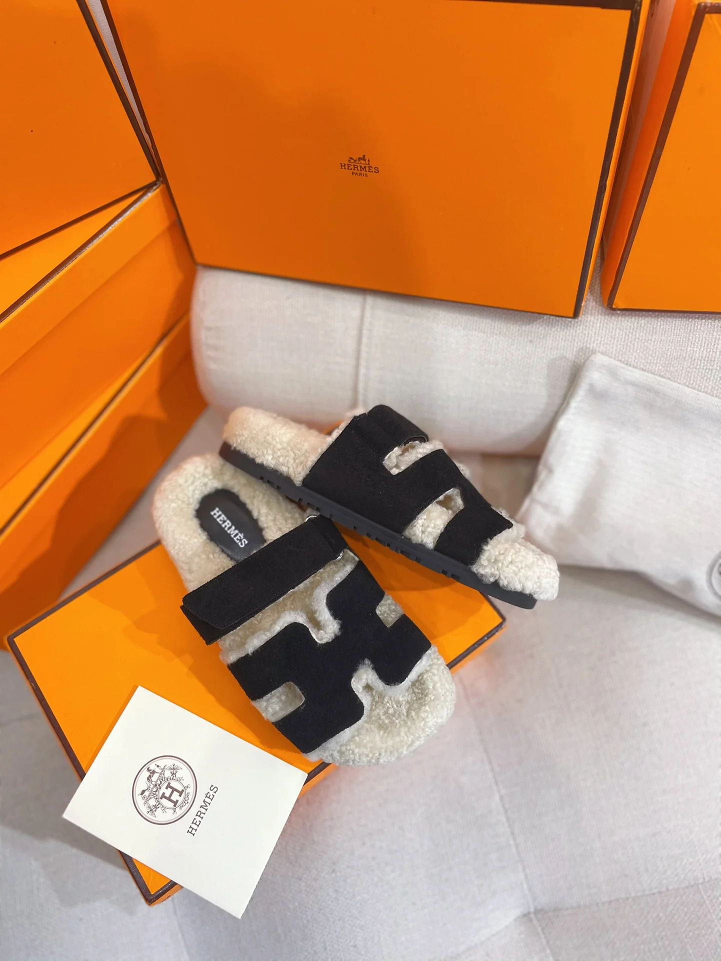 Новинка сезона осень/зима 2022 от Hermes - Домашние тапочки из овечьей шерсти и кожи в стиле пэчворк - Черные - 1 шт.