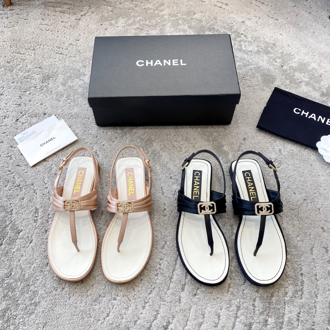 Новинка сезона весна/лето 2023 от Chanel - сандалии с пряжкой C - розовые.