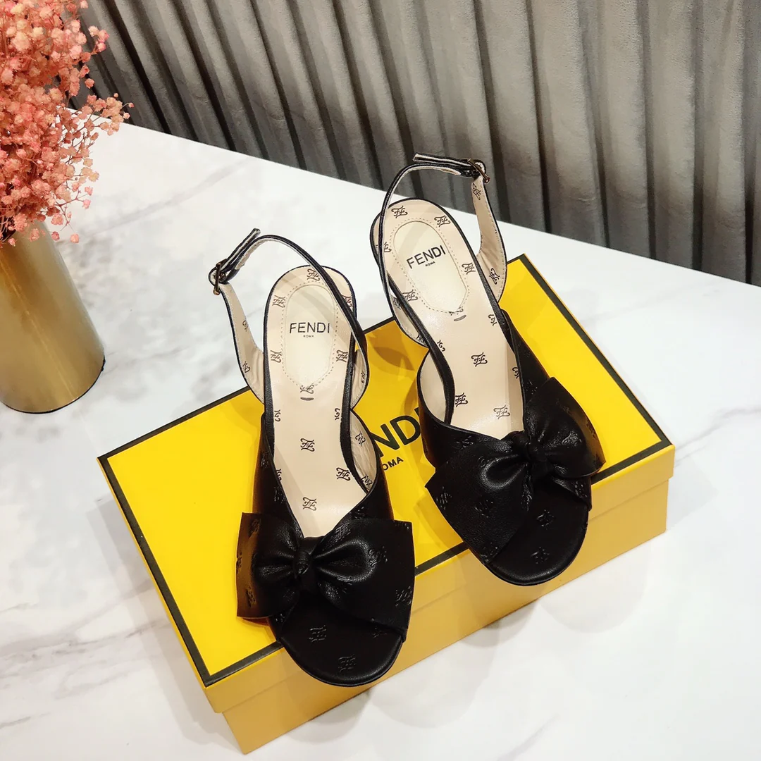 Весенние сандалии Fendi 2022 на низком каблуке - черные