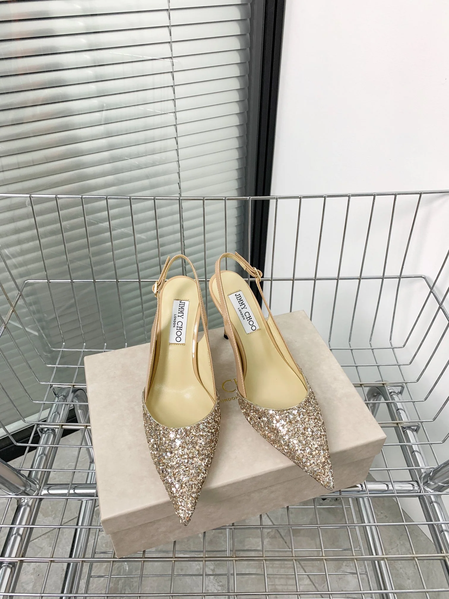 Новые поступления коллекции Jimmy весна/лето 2022 - Туфли на высоком каблуке с пайетками - 1