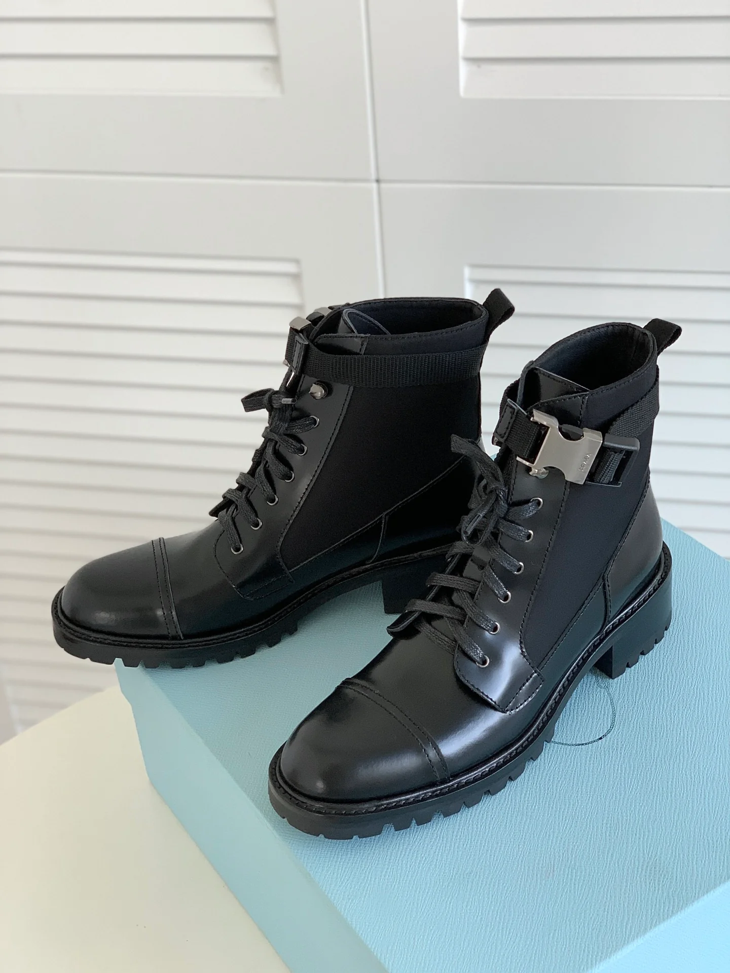 Новинка сезона осень/зима 2022 от Prada — ботинки Dr. Martens на шнуровке.