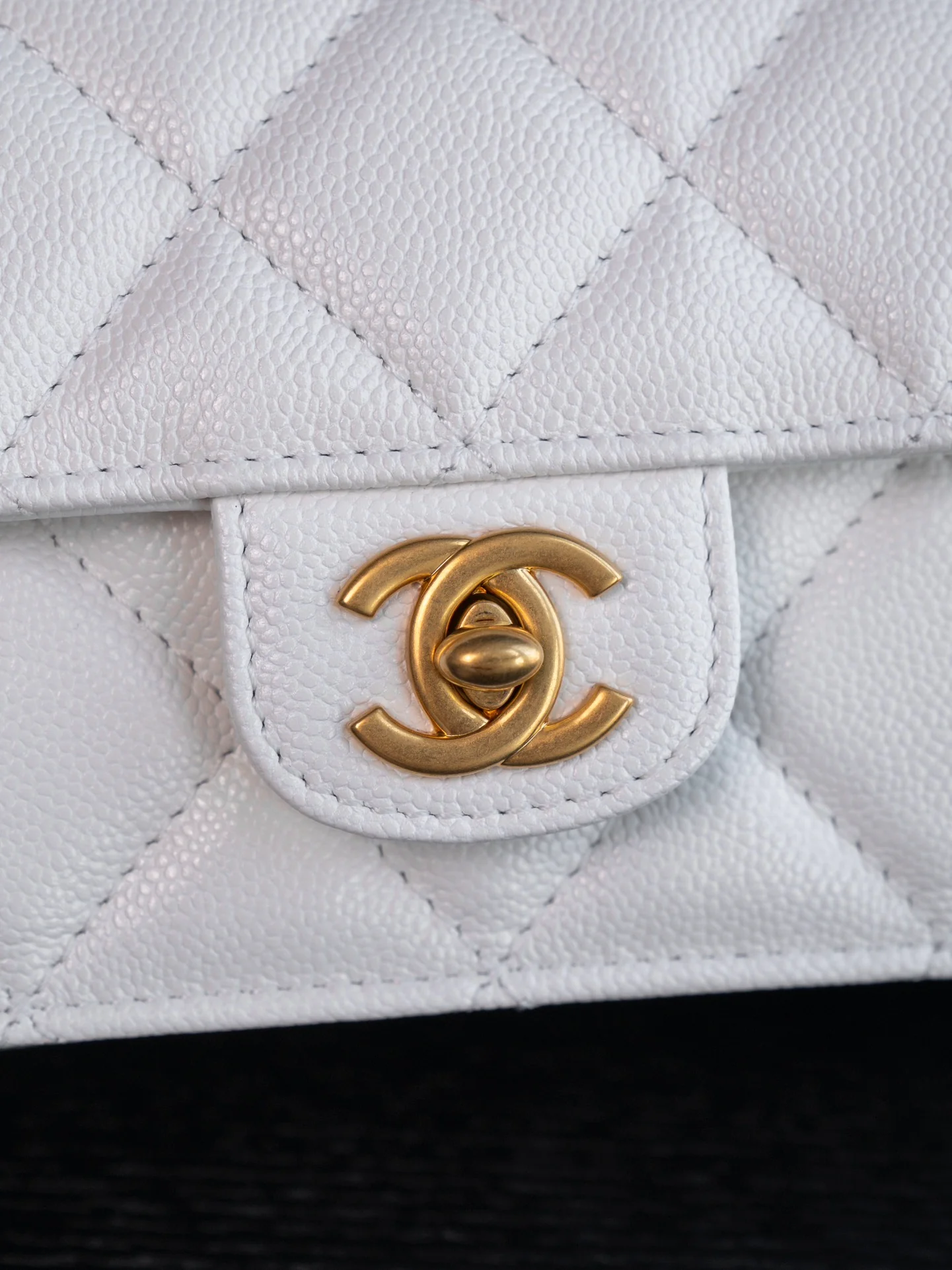 Мини-сумочка Chanel с ручкой и клапаном, белая.