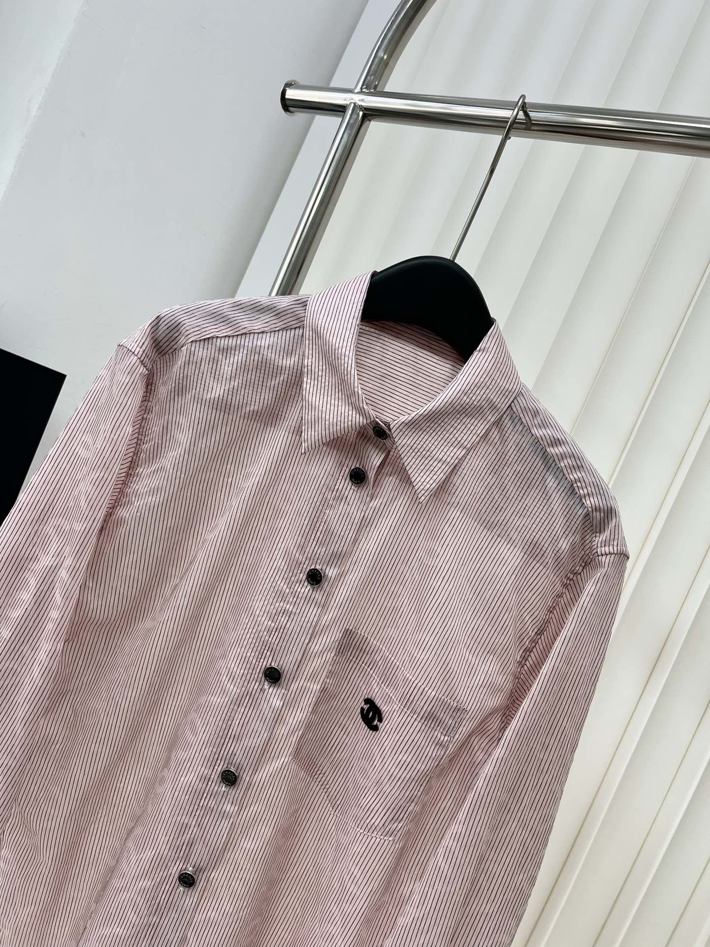 Chanel 2403 - Рубашка с двойным С-образным воротником и тонким узором - Розовая