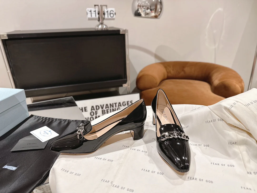 Prada - Коллекция Мэри Джейн - Туфли на низком каблуке с острым носком - Черные