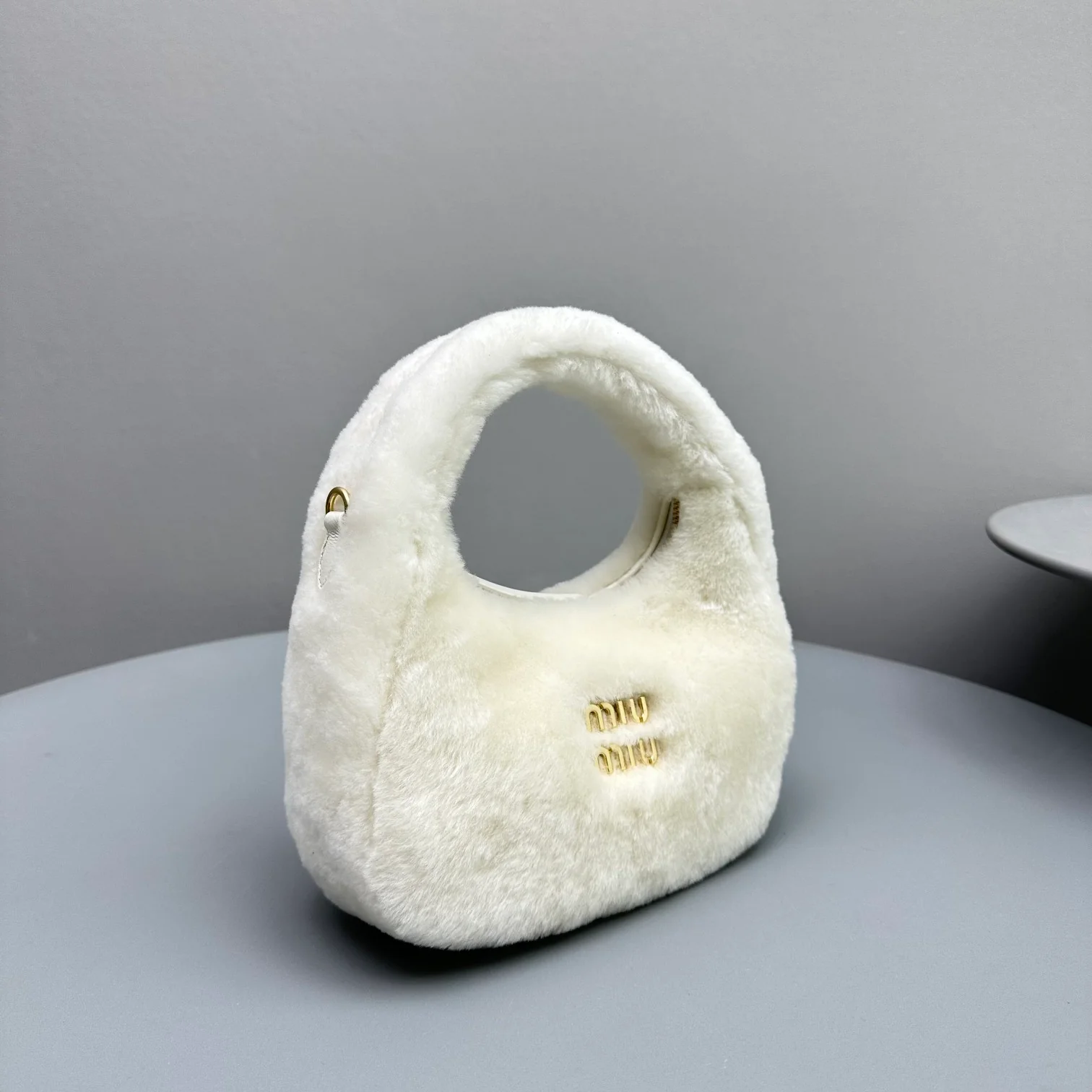 Сумка Miu Miu Wander - маленькая, белая, с флисовой подкладкой.