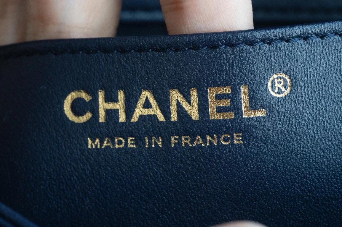 Мини-сумочка Chanel с клапаном и ручкой - синяя