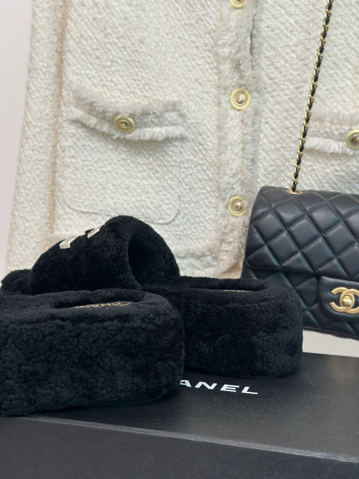 Классические всесезонные домашние тапочки Chanel Double C с меховой подкладкой и открытой пяткой - черные.