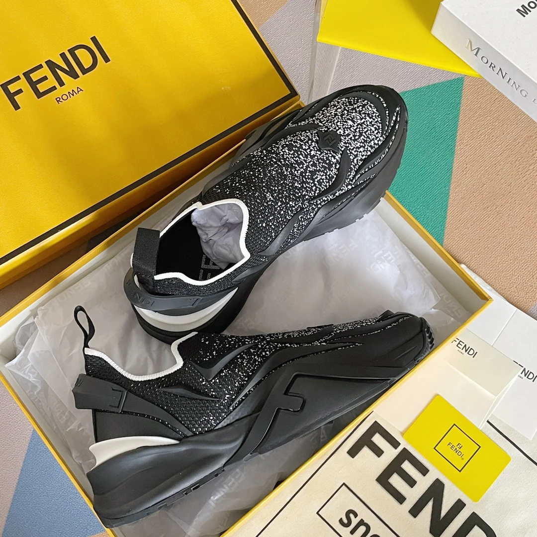 Новинка 2023 года от Fendi - кроссовки Flow Series Flyknit - черно-серебристые.