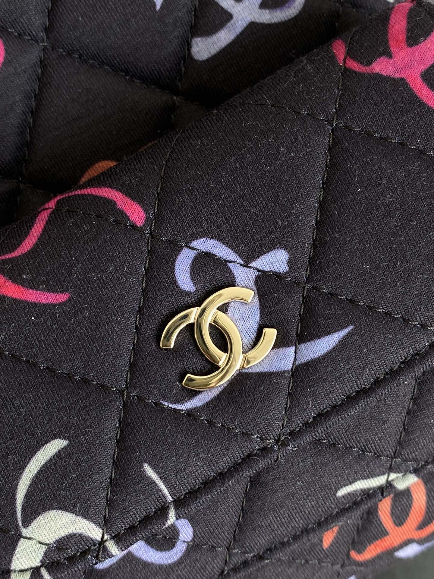 Мини-рюкзак Chanel 24c с дизайном в стиле граффити.