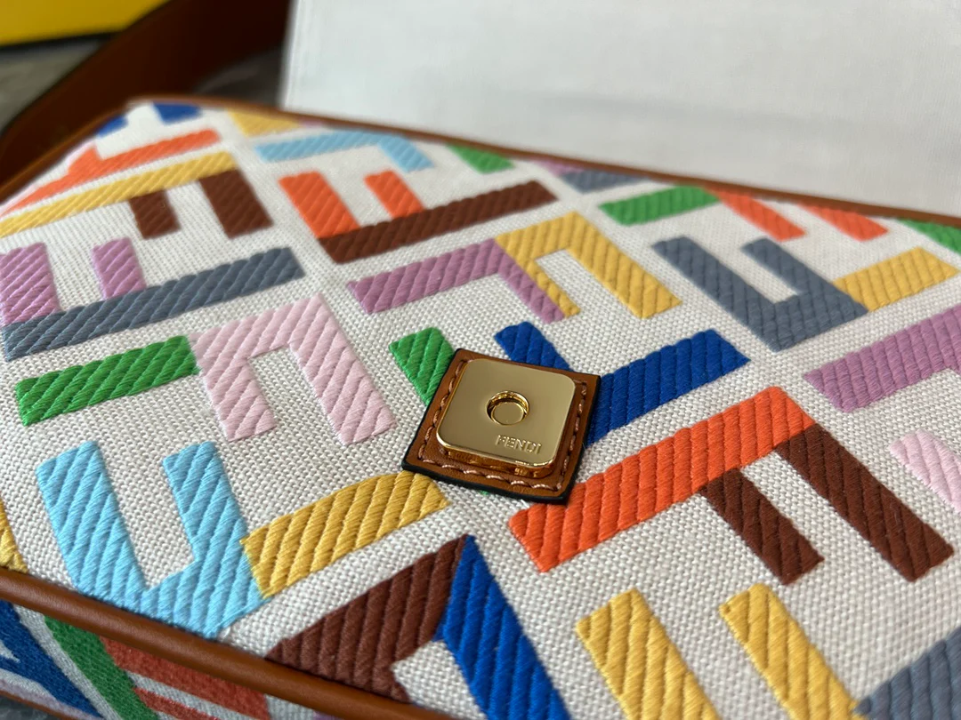 Сумка-багет Fendi — бежевая льняная с красочной вышивкой.