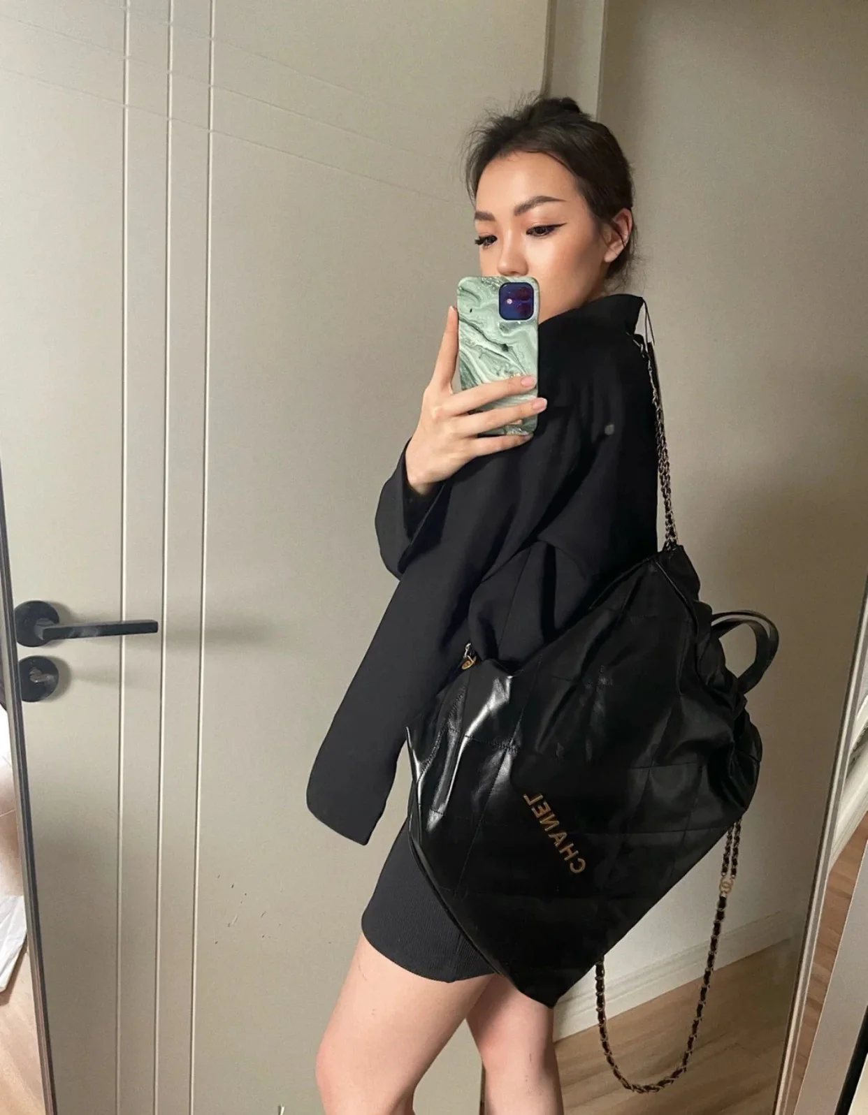 Рюкзак Chanel 22 — цвет ?Панда? — фотографии в одежде.