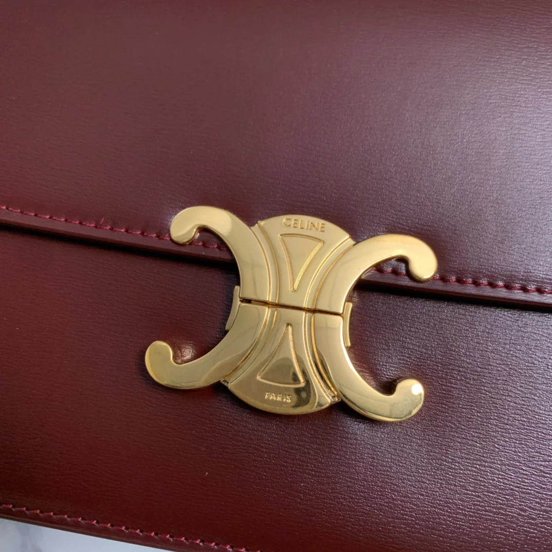 Сумка Celine Triomphe Classic из глянцевой телячьей кожи — красновато-коричневая.