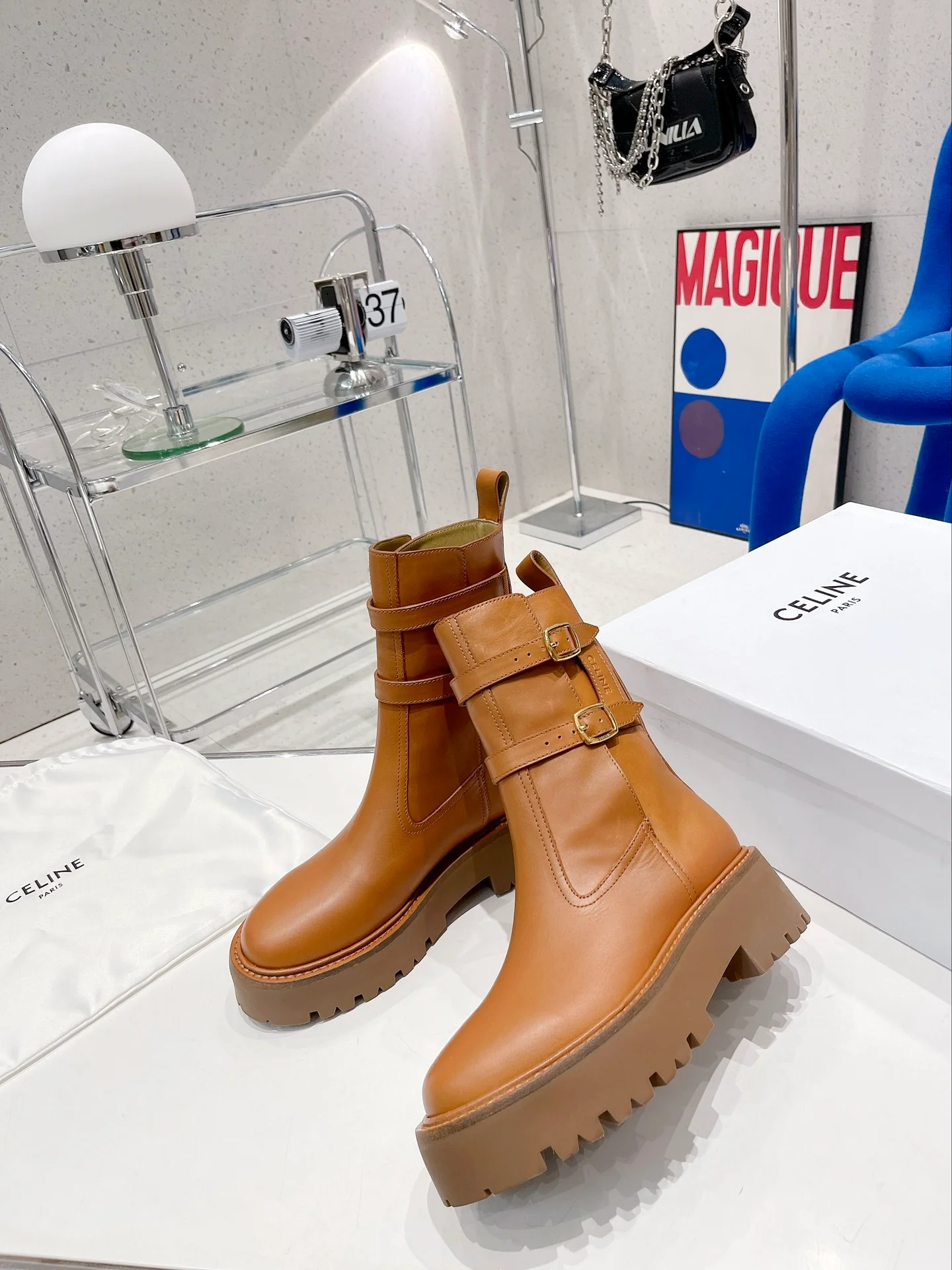 Новинка сезона осень/зима 2022 от Celine - Ботинки с одной кожаной пряжкой - 1