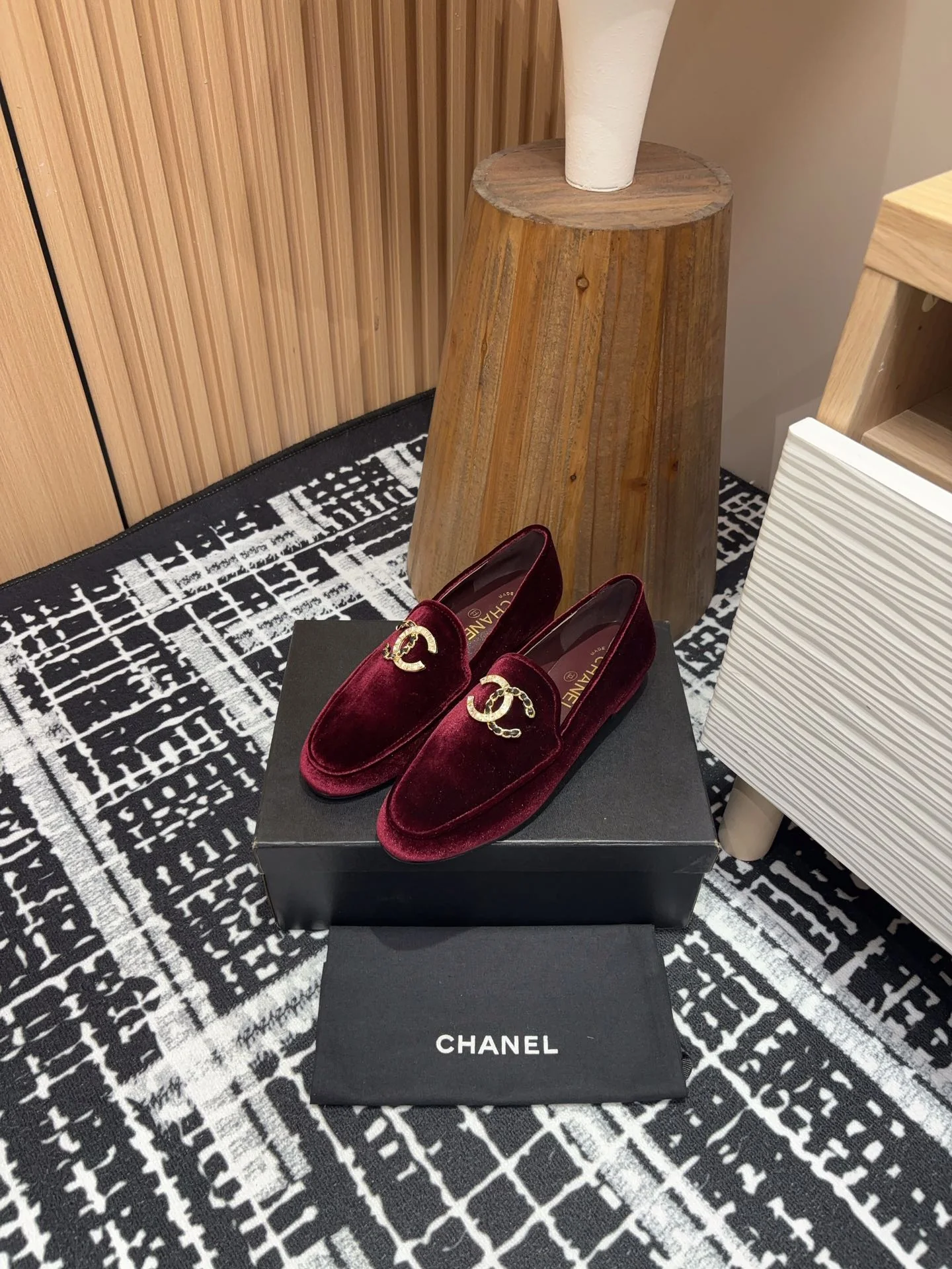 Лоферы Chanel с логотипом 2024 года - красные