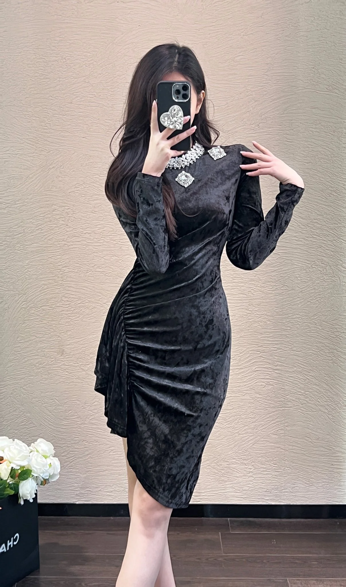 Chanel 2403 — Изысканное бархатное платье класса люкс с воротником-стойкой, украшенным стразами, и асимметричными длинными рукавами — Черное