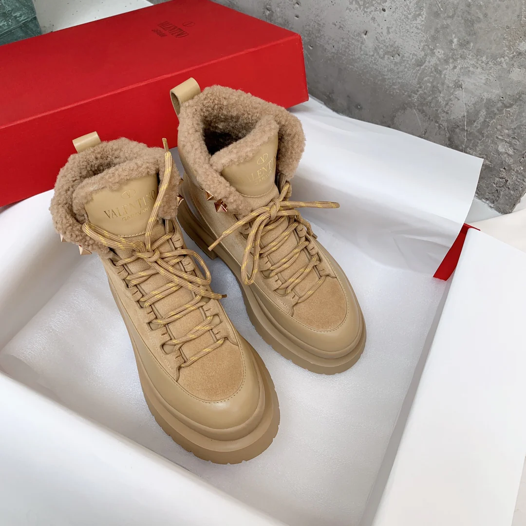 Новинка сезона осень/зима 2022 от Valentino — ботинки Dr. Martens.