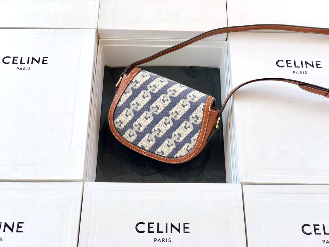 Маленькая сумочка Celine Crecy Triomphe из жаккардовой кожи вагю — темно-синяя/желто-коричневая.