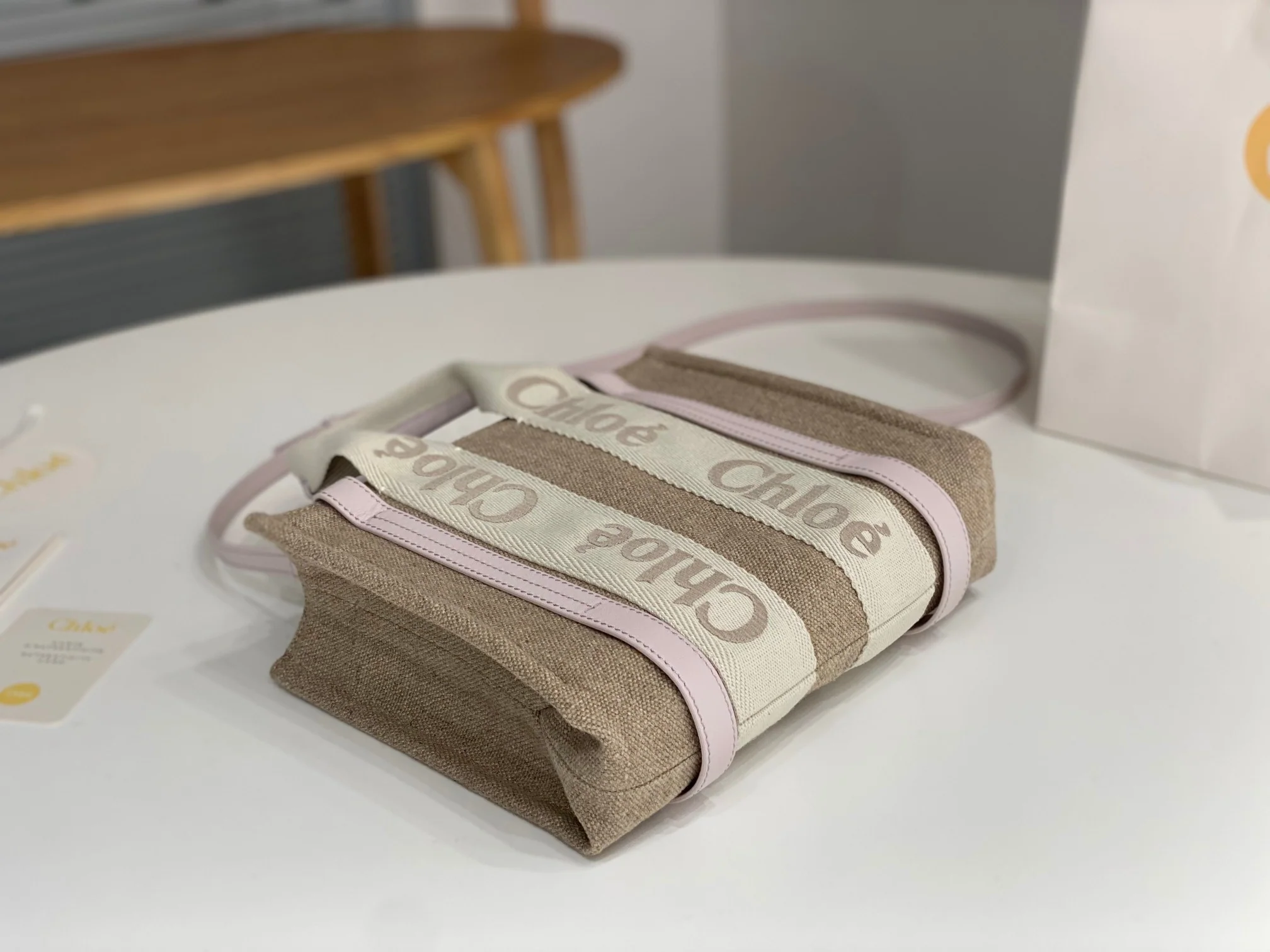 Новинка весны 2023 года от Chloe - Сумка-тоут Woody - Кремово-розовая - Маленькая - 1