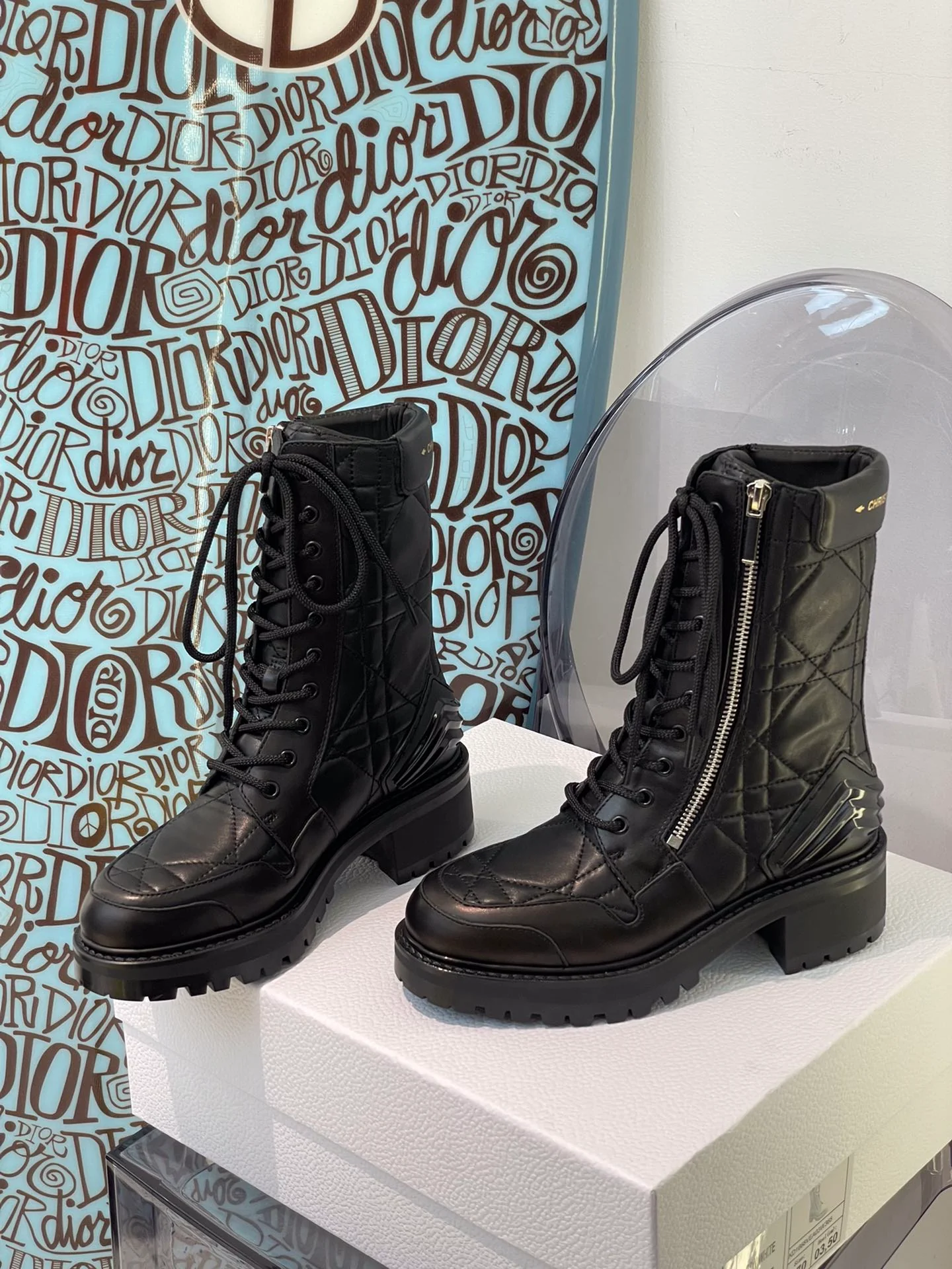 Ботильоны Dior из стеганой телячьей кожи, осень/зима 2021.