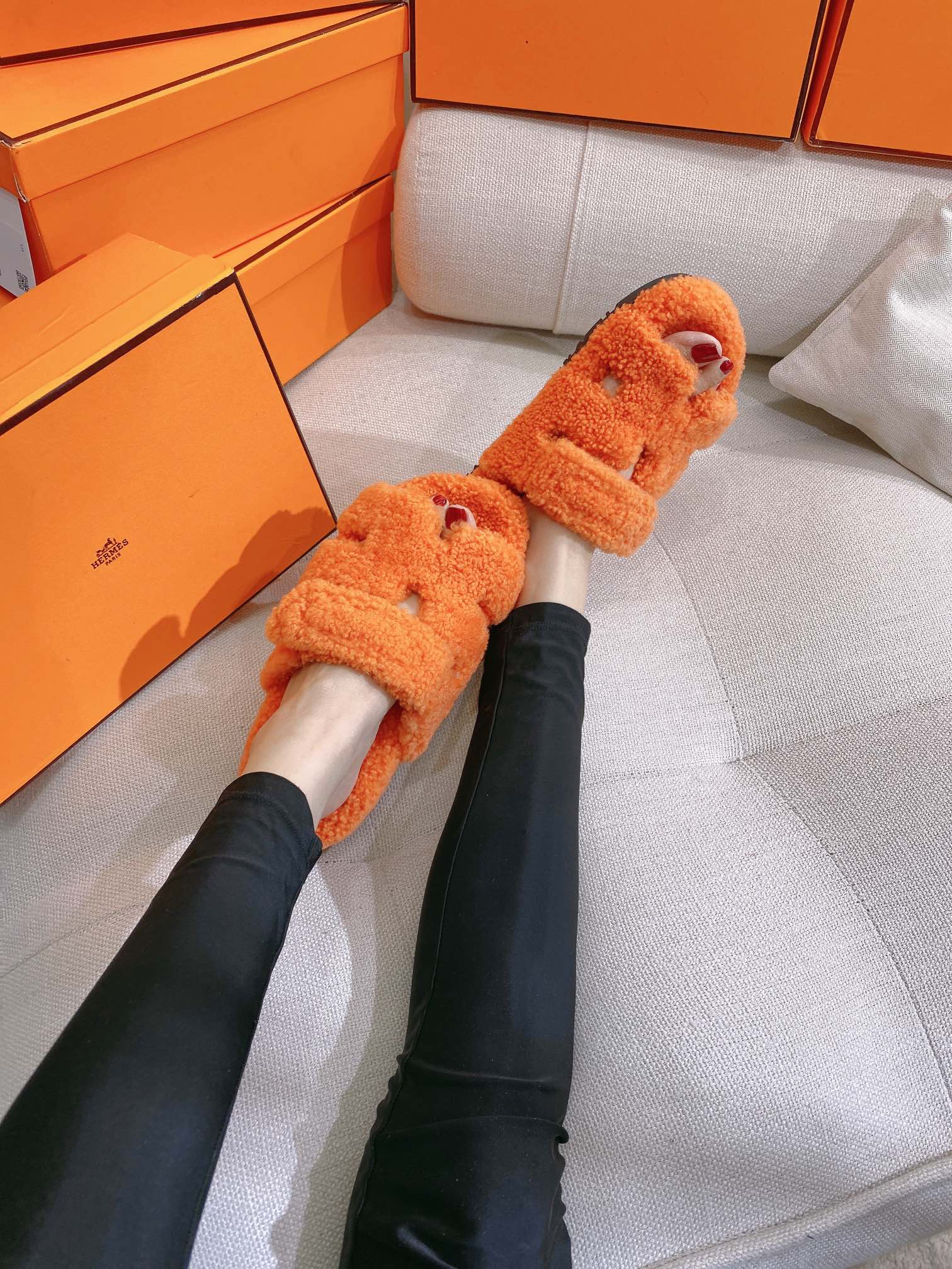 Новинка осенне-зимней коллекции Hermes 2022 — Домашние тапочки H-образной формы из овечьей шерсти и кожи (фотографии в носке).