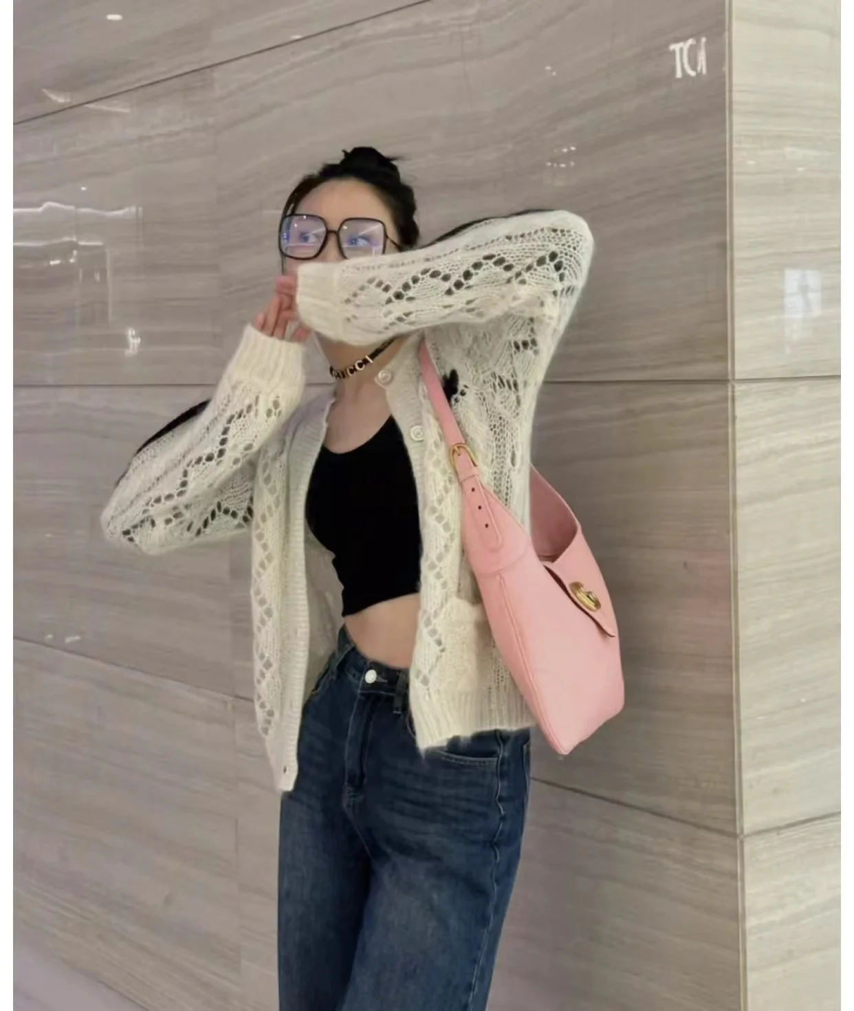 Весенняя коллекция Gucci 2023 — Сумка через плечо ?Полумесяц? — Розовая — Фотографии в действии.