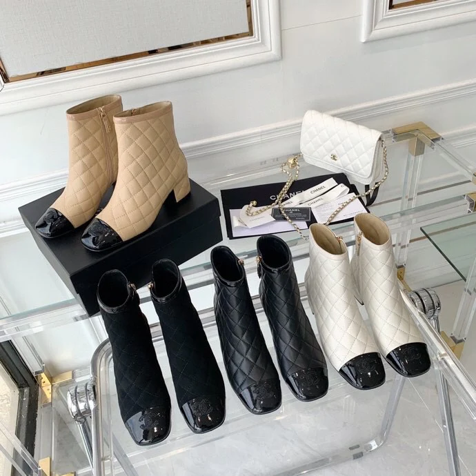 Классические ботильоны Chanel 22 с ромбовидной стёжкой и цветовыми блоками - изображение из коллекции.