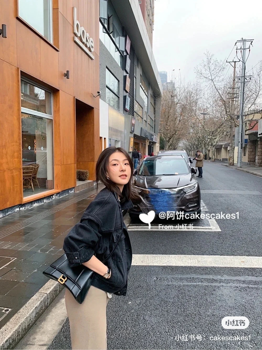 Сумка Balenciaga Hourglass — черная, из гладкой кожи, с золотой пряжкой — изображение опубликовано в сети.