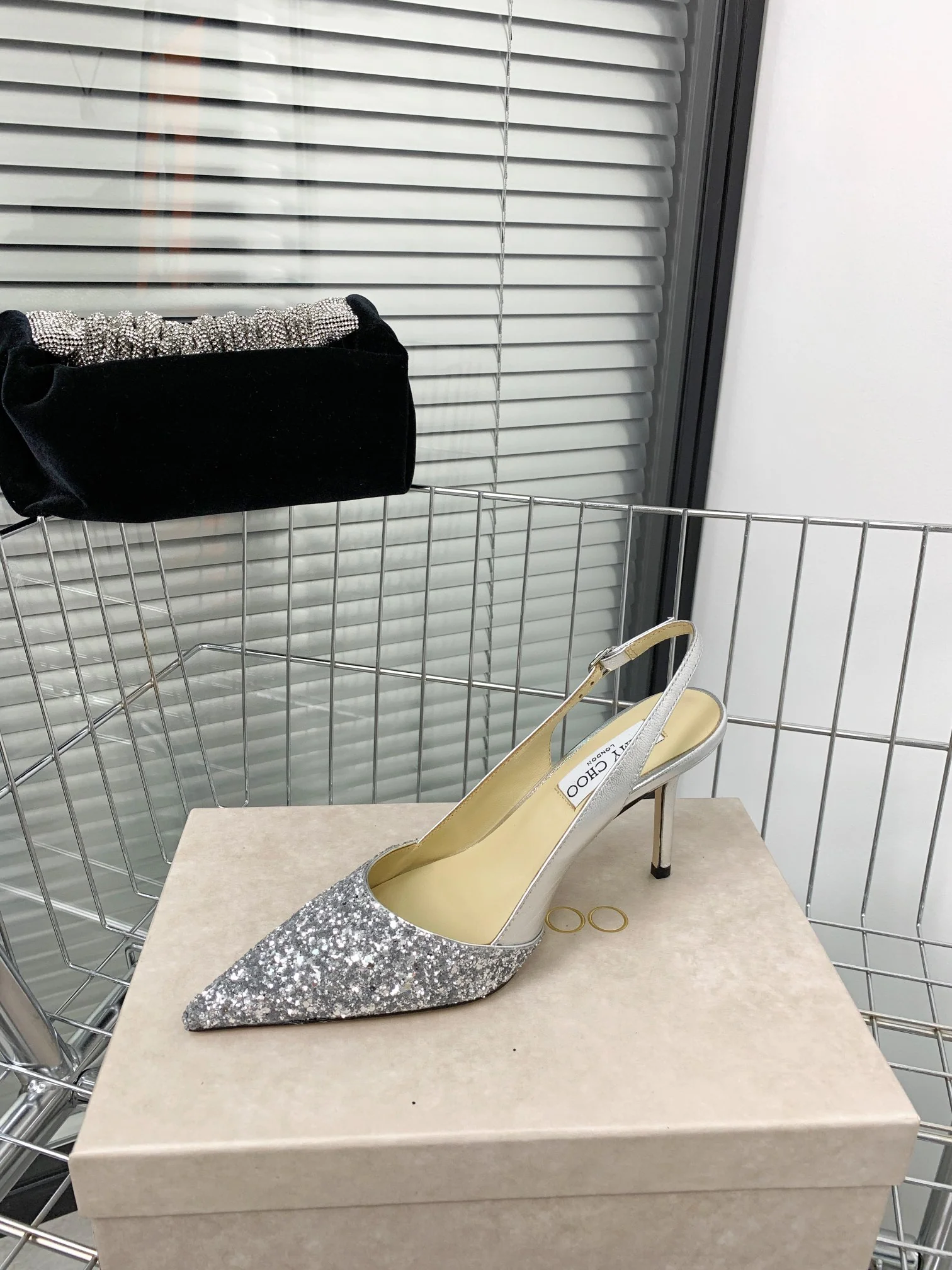 Новинки коллекции Jimmy весна/лето 2022 — туфли на высоком каблуке с пайетками.