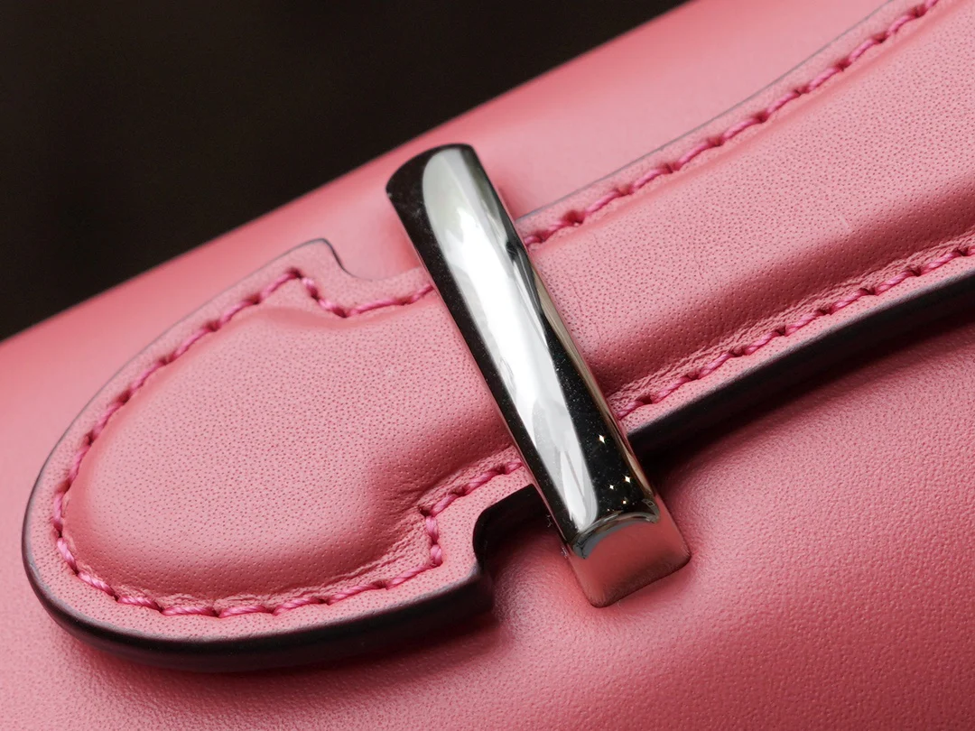 Миниатюрная сумка Gucci Petite GG на цепочке - розовая.