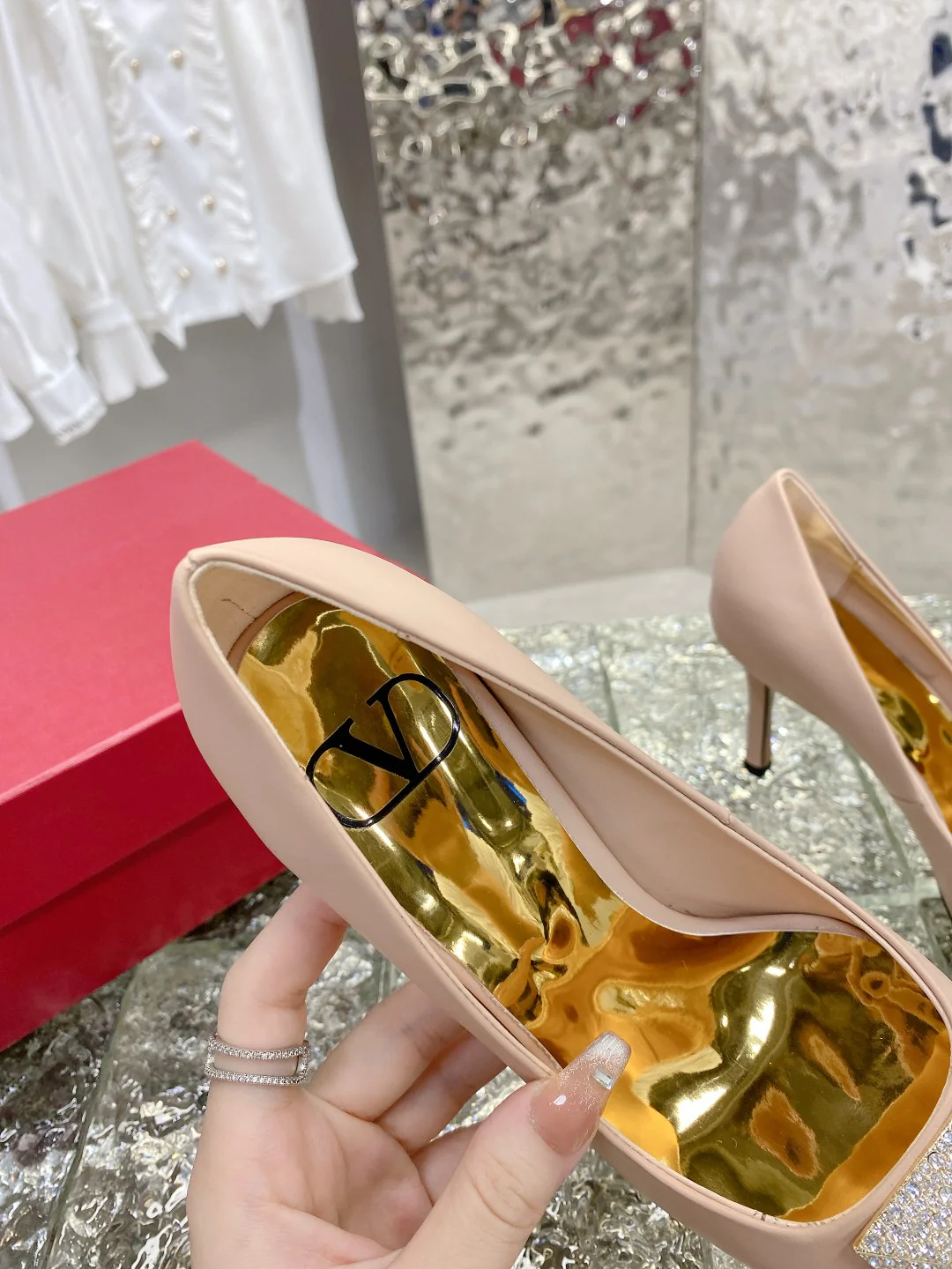 Новинка сезона ?Ранняя осень? от Valentino 2022 — туфли на высоком каблуке с пряжкой, украшенной стразами и заклепками.