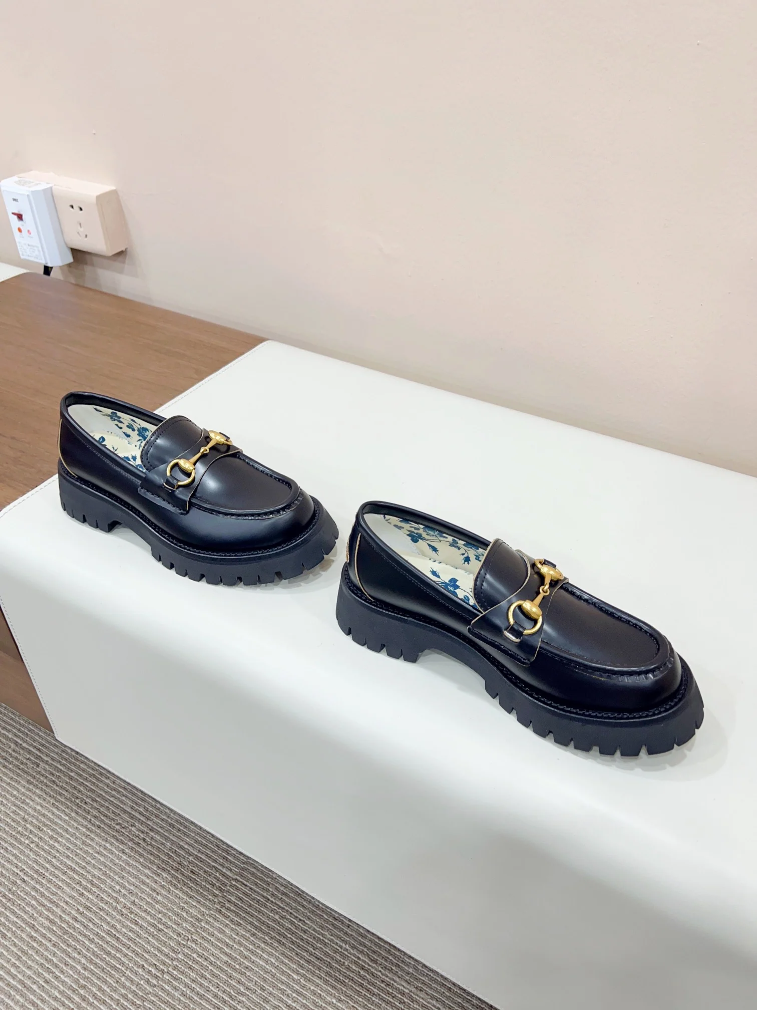 Лоферы Gucci из коллекции Осень/Зима 2023 — матовый черный