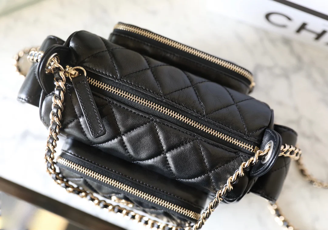 Сумка для фотоаппарата Chanel с двумя карманами из 24-каратного золота, маленькая, черная.