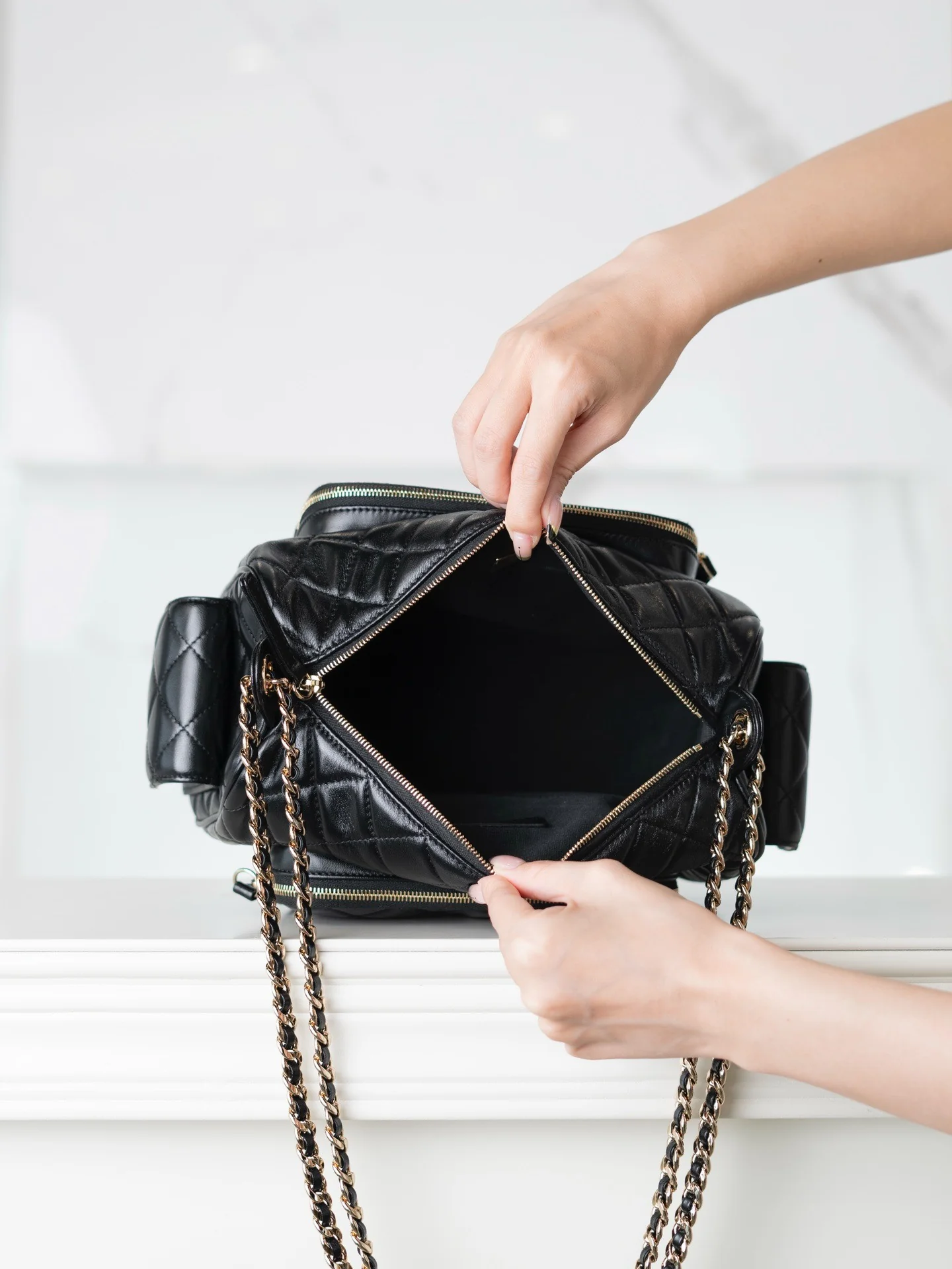 Большая многофункциональная сумка для фотоаппарата Chanel из 24-каратного золота — черная.