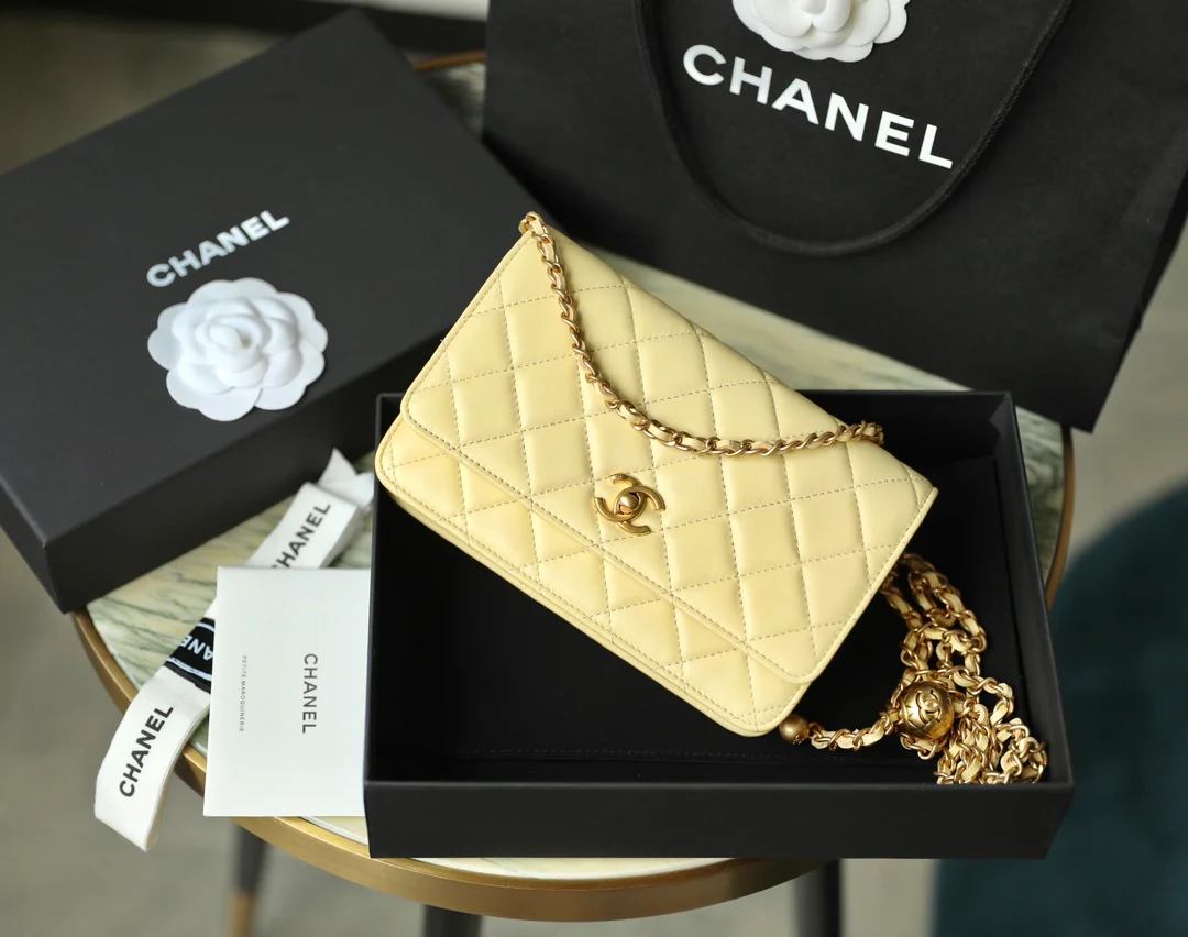 Chanel - Золотой шарик WOC - Овечья кожа - Маленький яичный желток