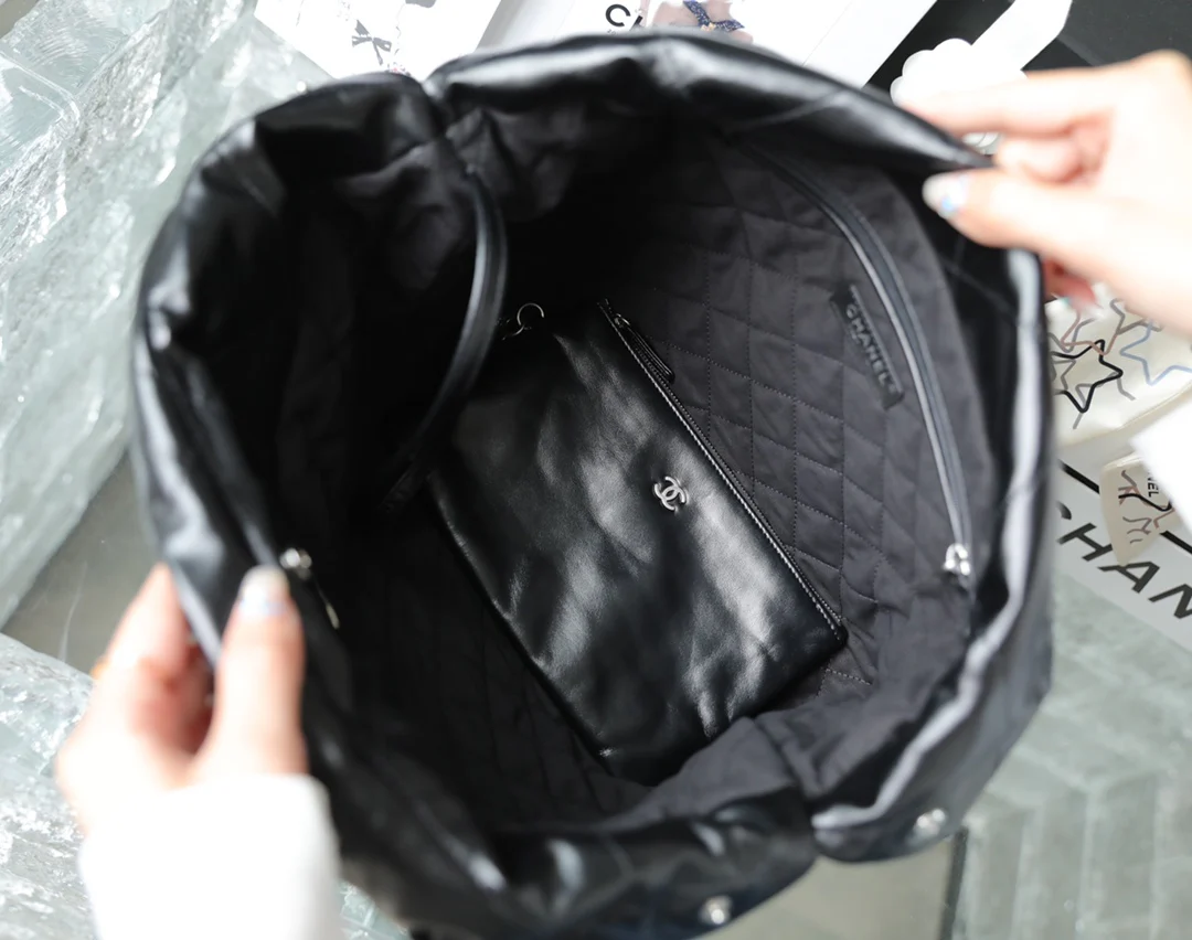 Сумка-шоппер Chanel - Маленькая - Черная с золотой фурнитурой - 1 шт.