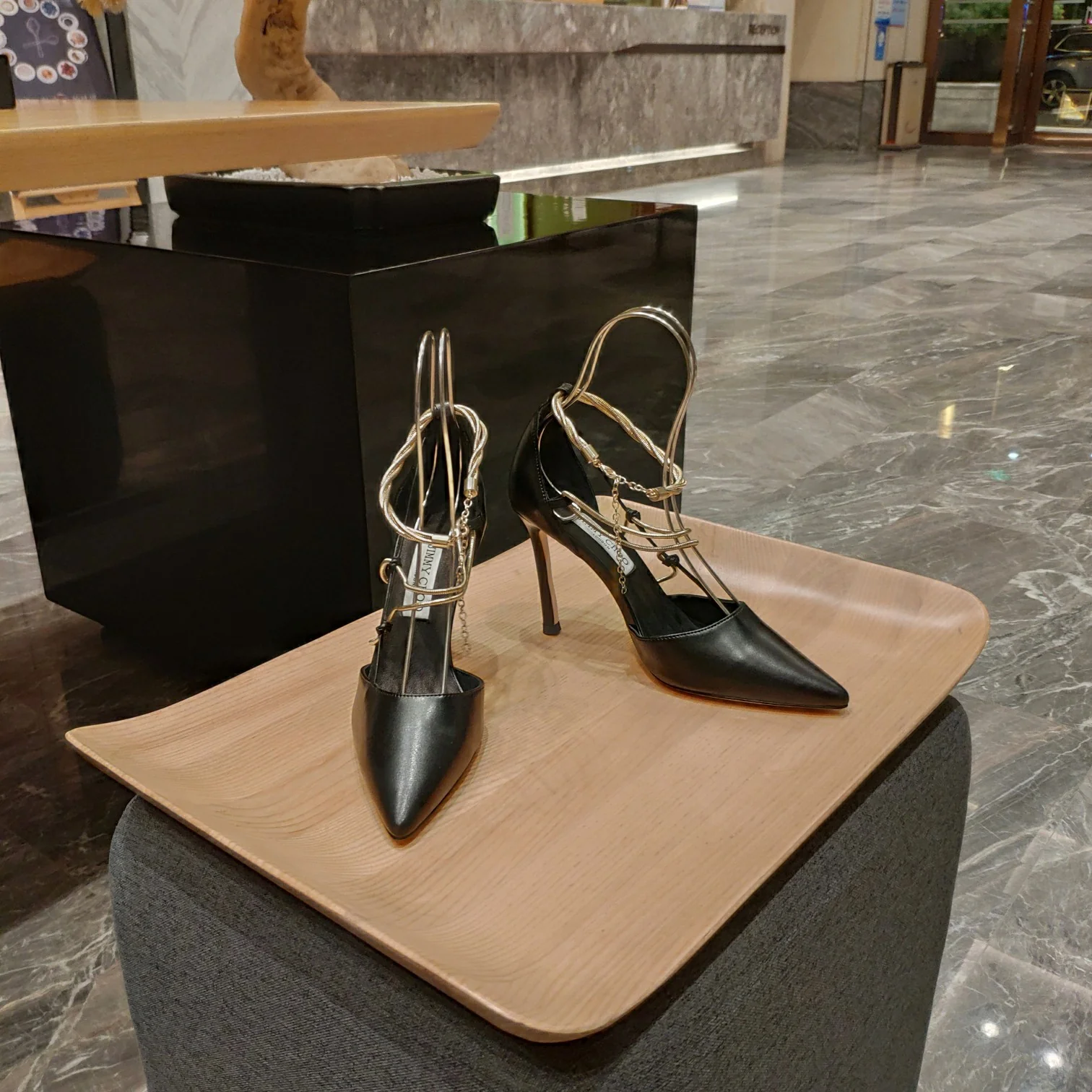 Босоножки на шпильке Jimmy с металлической цепочкой - черные