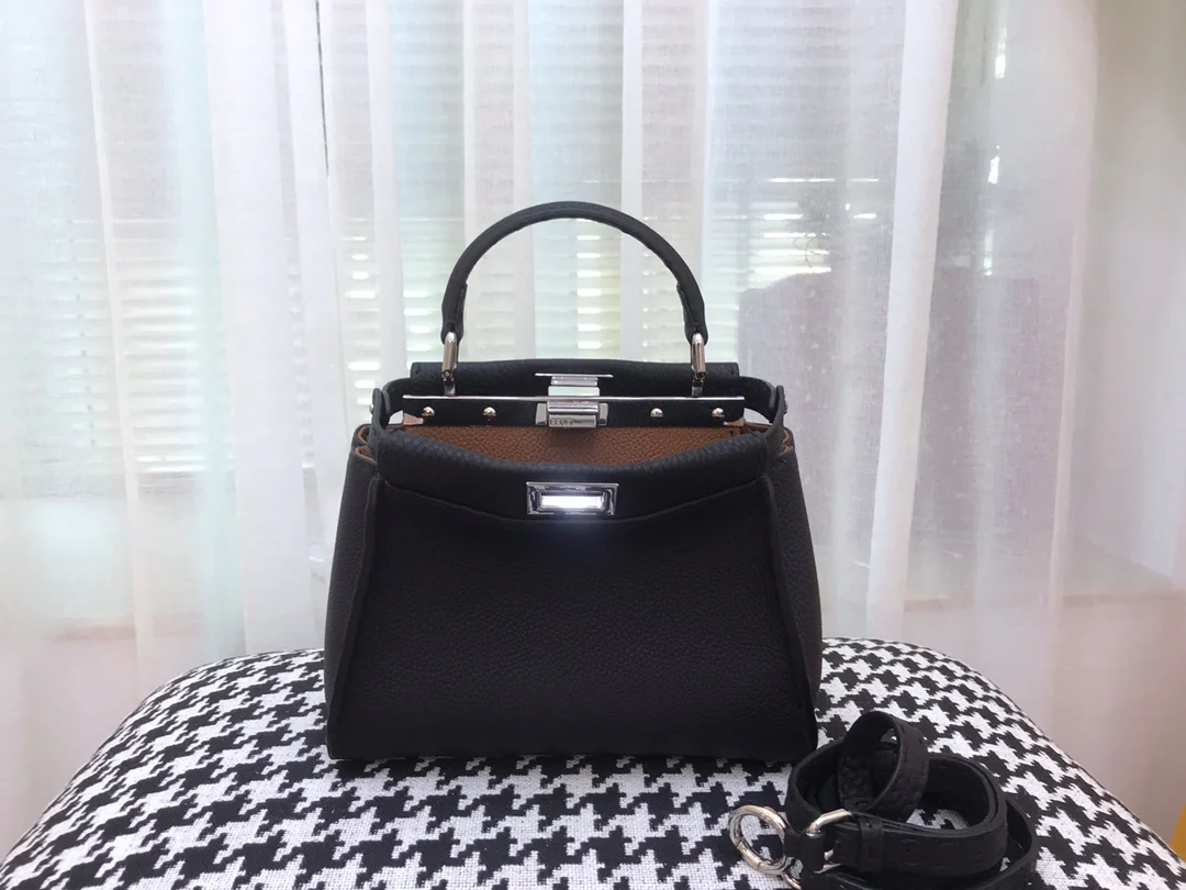 Мини-сумочка Fendi Peekaboo из черной кожи