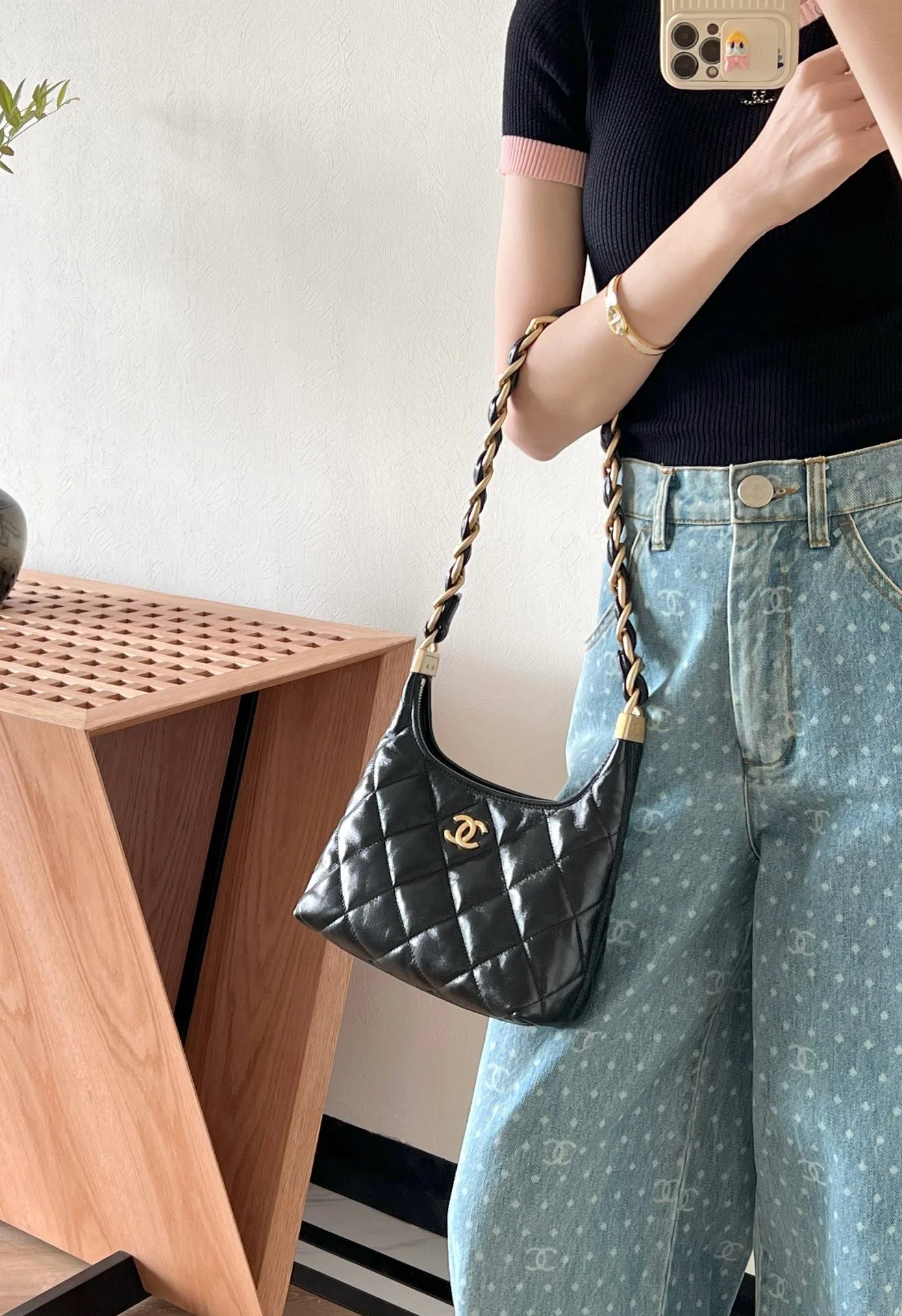 Сумка Chanel 24a Métiers d'Art из глянцевой овечьей кожи, маленькая, черная.