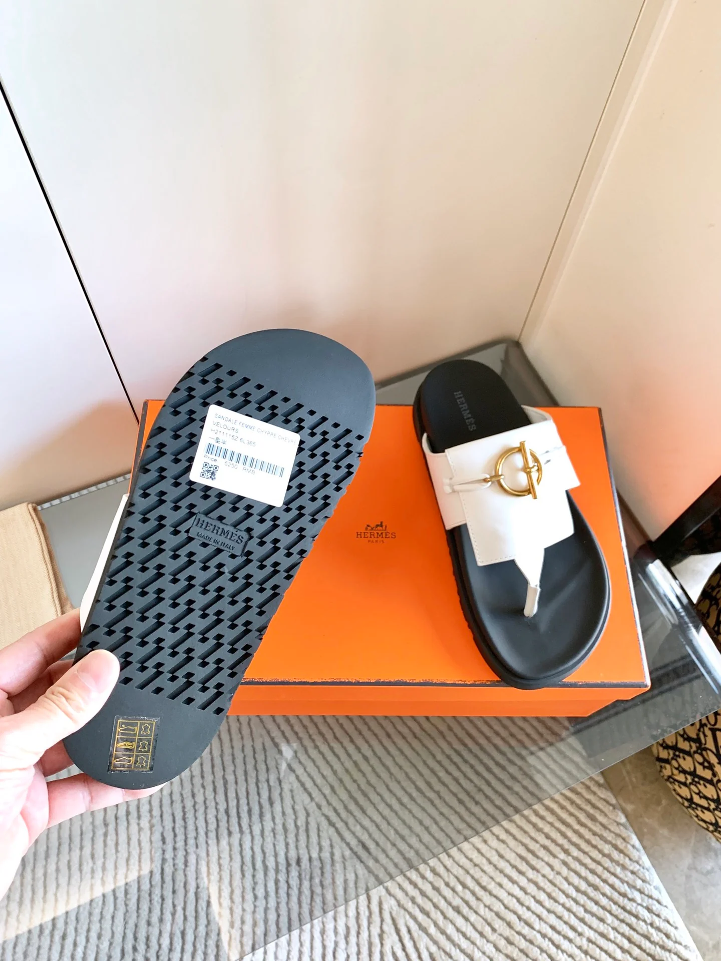 Hermes - Металлические шлепанцы с кольцом - Белые