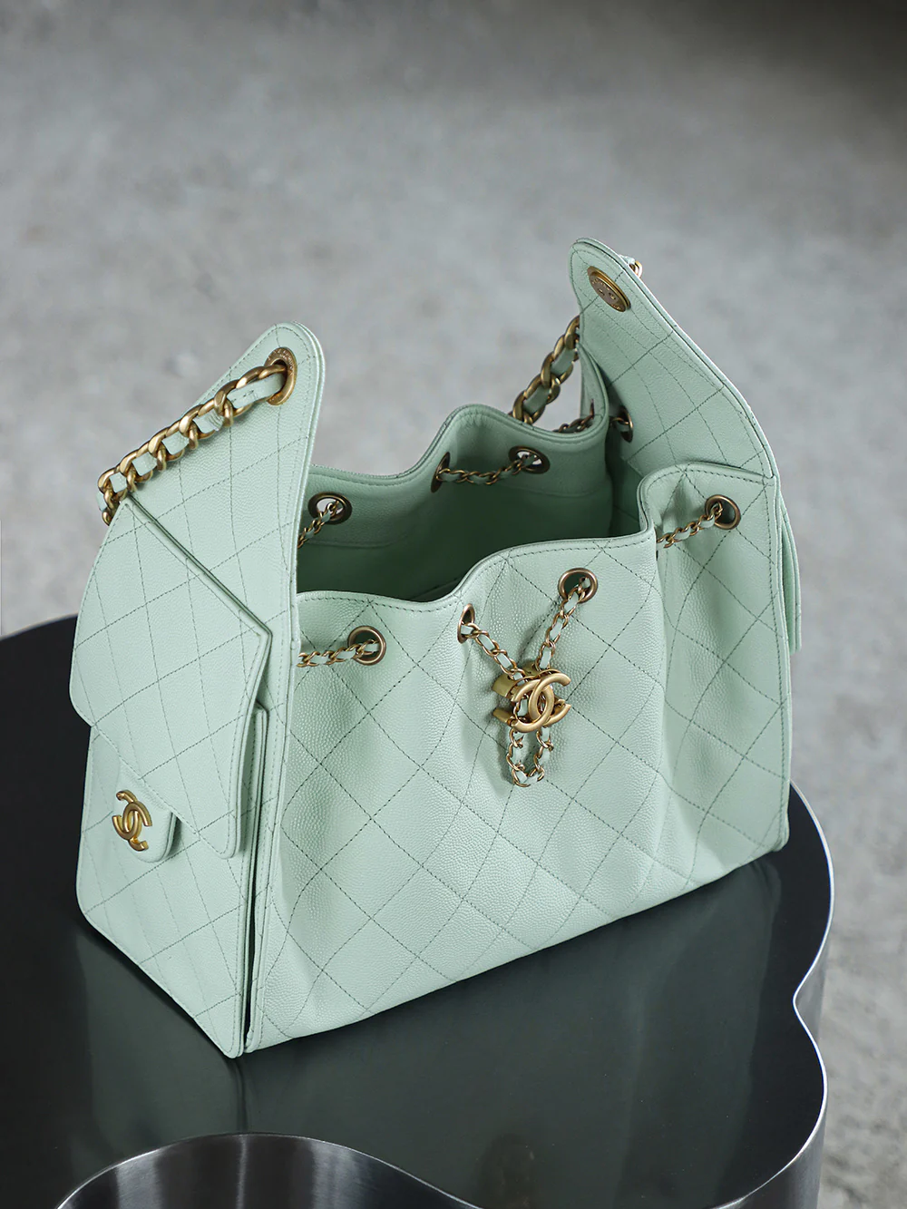Сумка-хобо Chanel 25c Hippie, маленькая, мятно-зеленая, с золотой пряжкой.