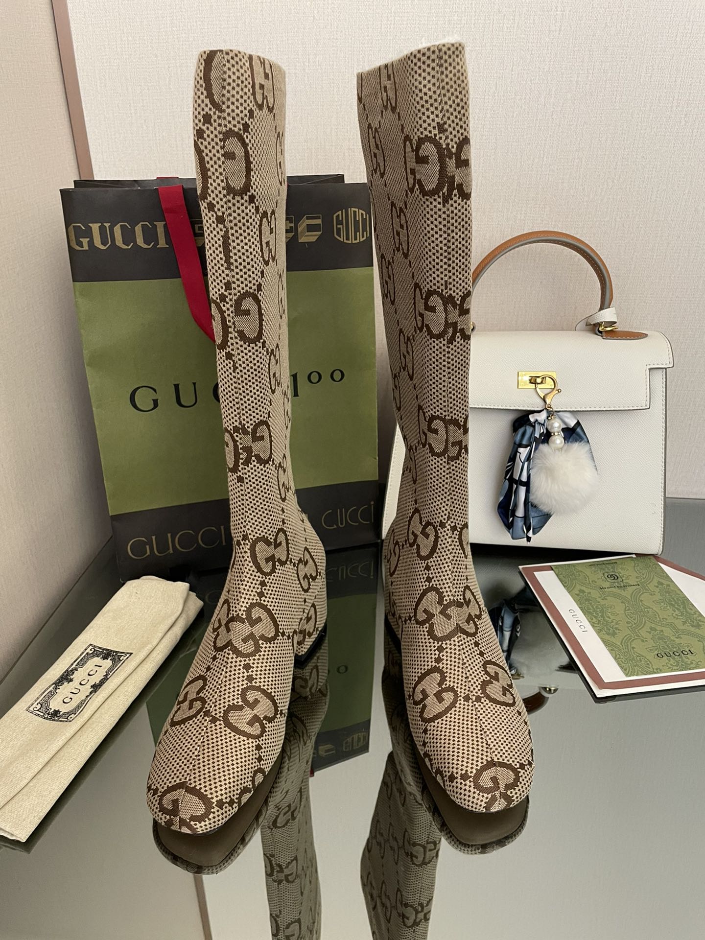 Ботинки Gucci 2022 с большим логотипом и монограммой.