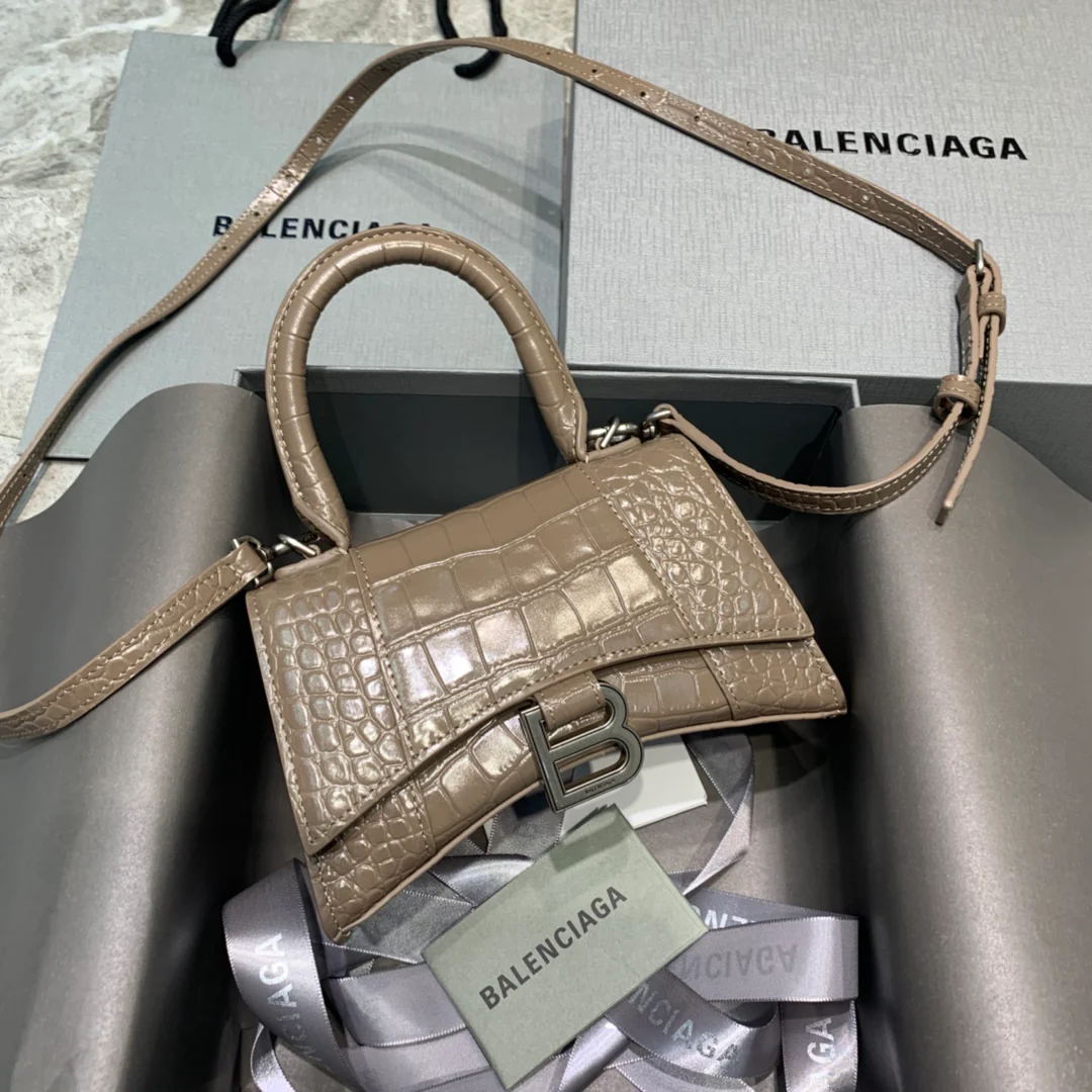 Сумка Balenciaga Hourglass, размер XS, цвет ?Молочный чай?, узор ?Крокодил?.